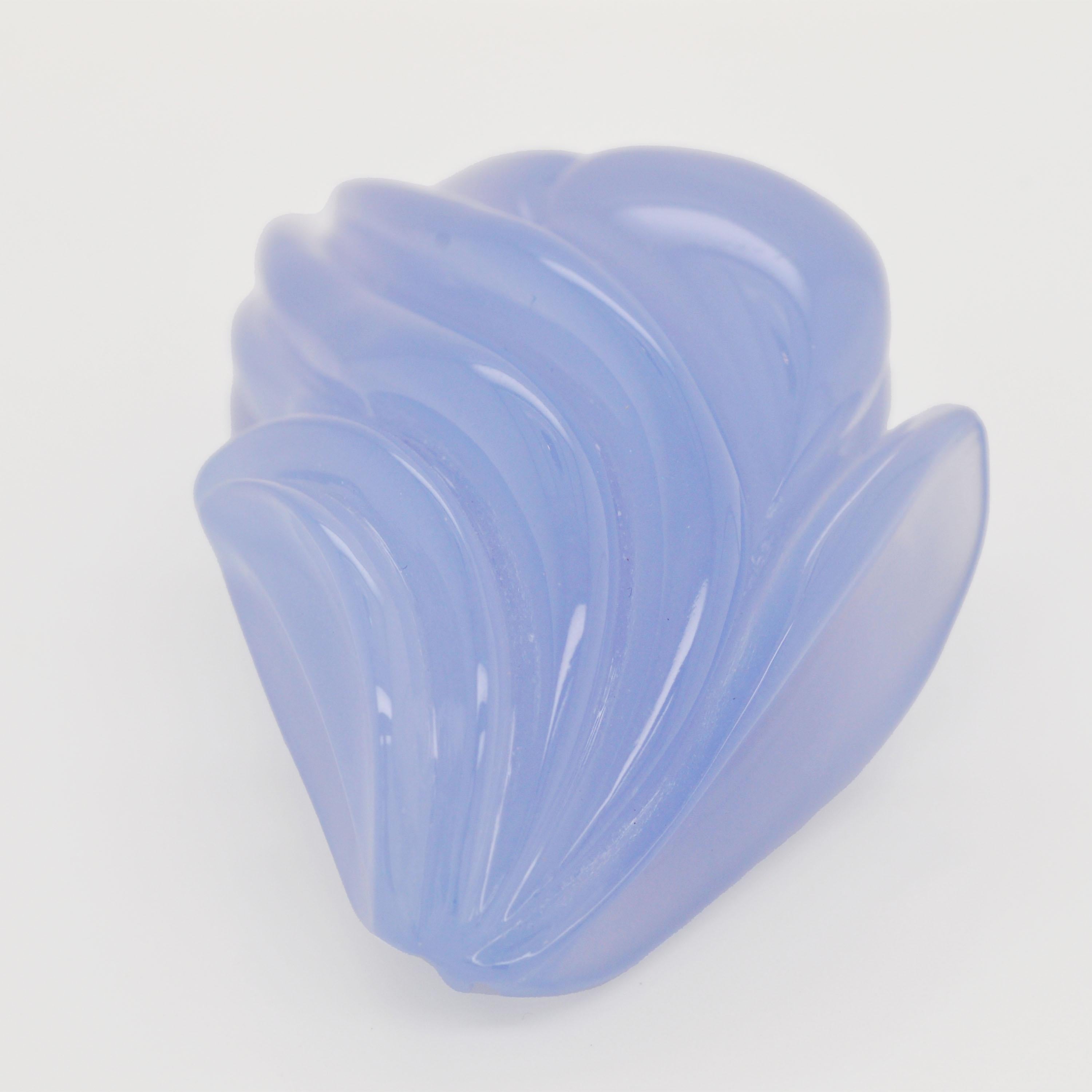 Handgeschnitzte abstrakte Schnitzbrosche mit Anhänger aus blauem Chalcedon 194,26 Karat (Zeitgenössisch) im Angebot