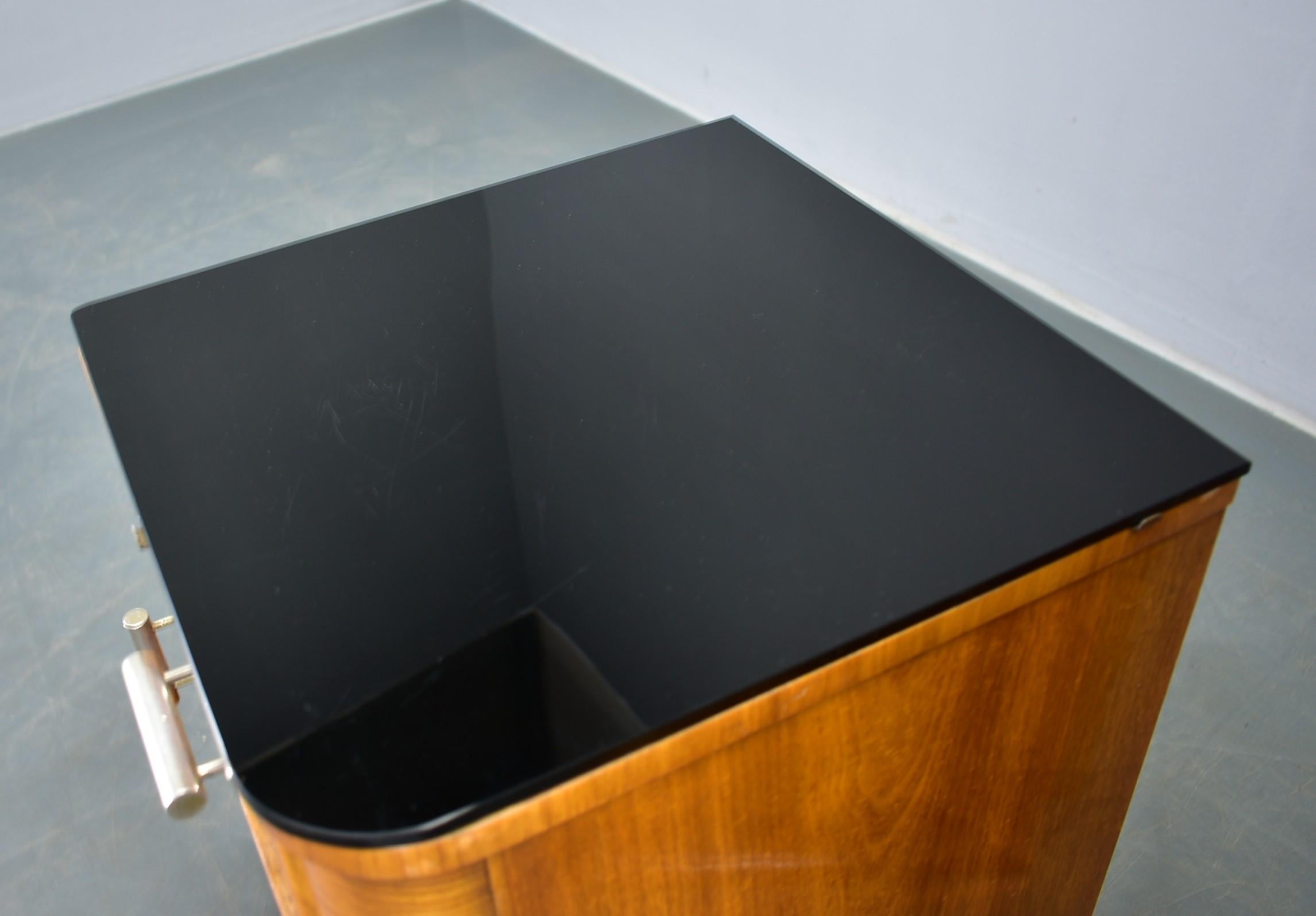 1942s Set of Bedside Tables by Jindrich Halabala, Czechoslovakia For Sale 2