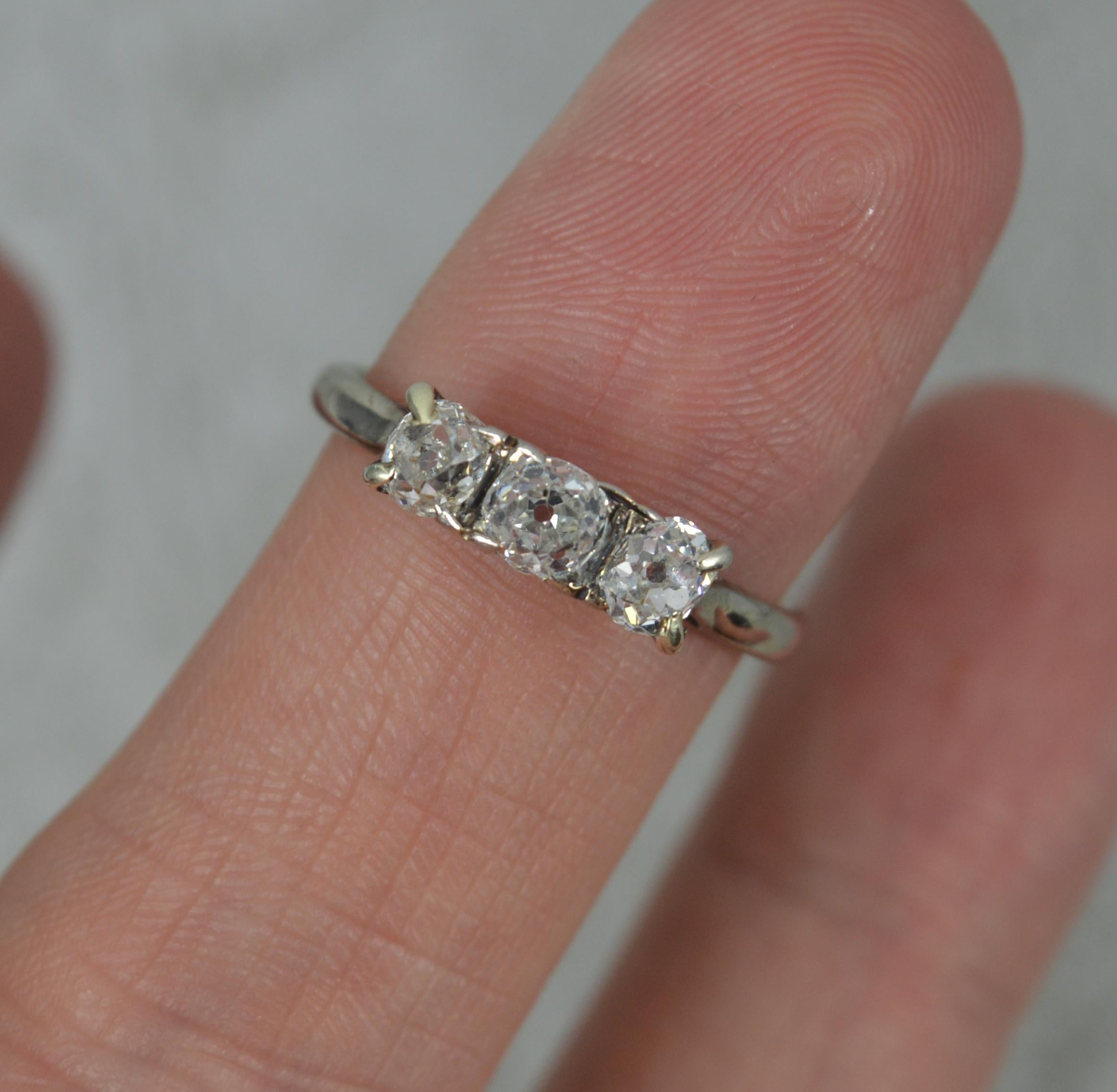 1943 0,85 Karat Diamant im Altminenschliff 18 Karat Weißgold Trilogie-Ring im Angebot 4