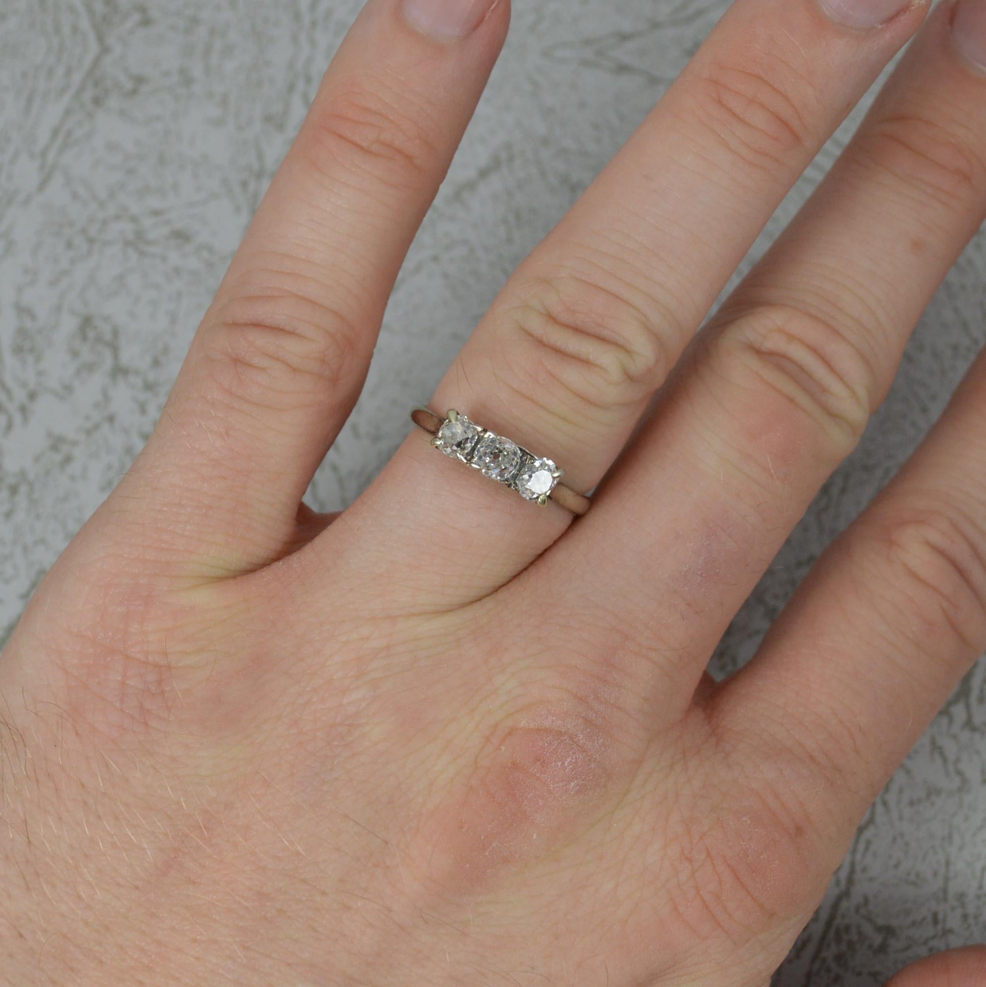 Hervorragender Trilogie-Ring aus 18 Karat Gold und Diamanten. um 1940.
Entworfen mit drei natürlichen Diamanten im Altschliff in Krallenfassung. Sehr tiefe Einschnitte.
Massive 18 Karat Weißgold Beispiel.
Mit drei Diamanten von insgesamt ca. 0,85