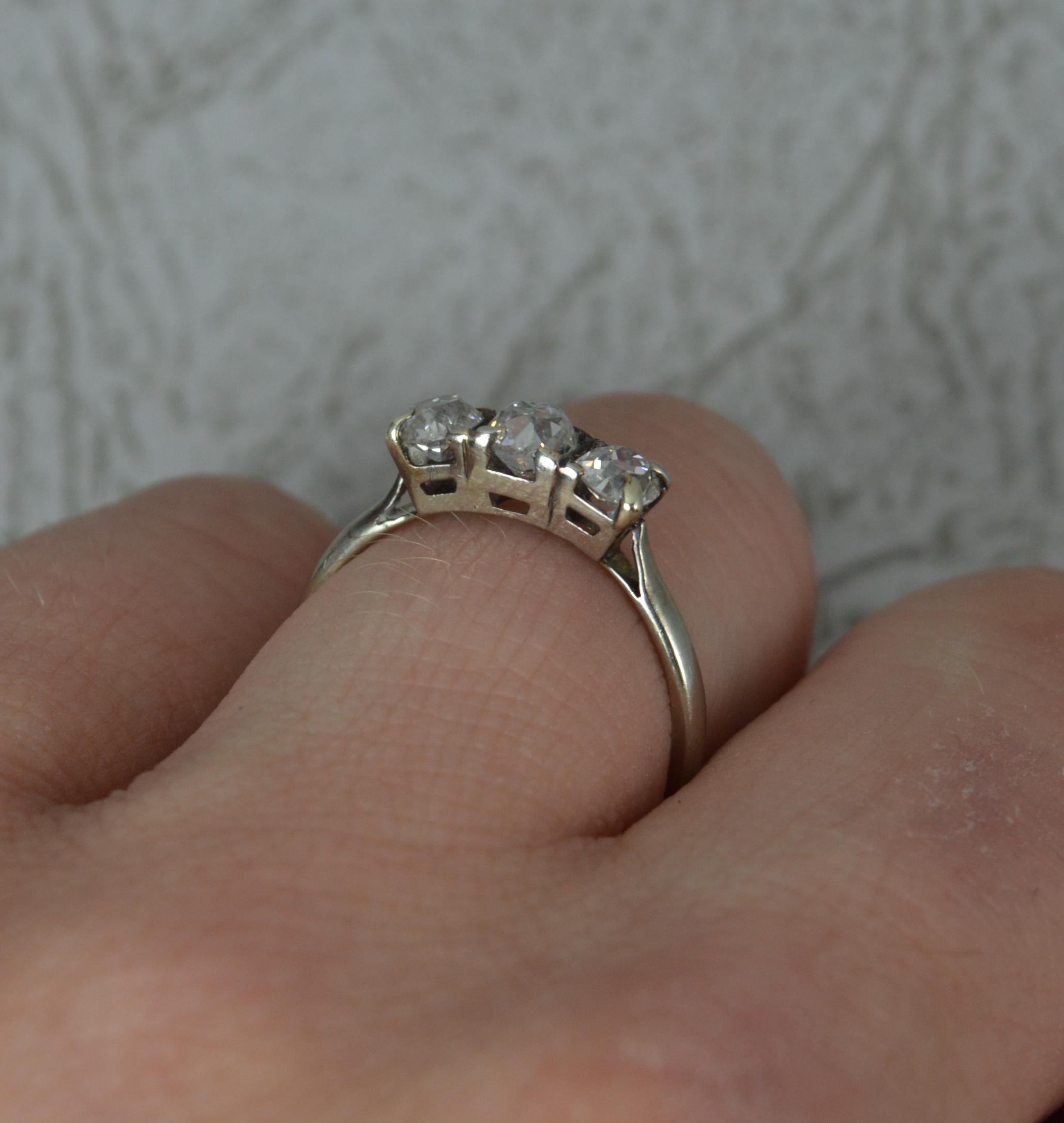 1943 0,85 Karat Diamant im Altminenschliff 18 Karat Weißgold Trilogie-Ring (Alteuropäischer Brillantschliff) im Angebot