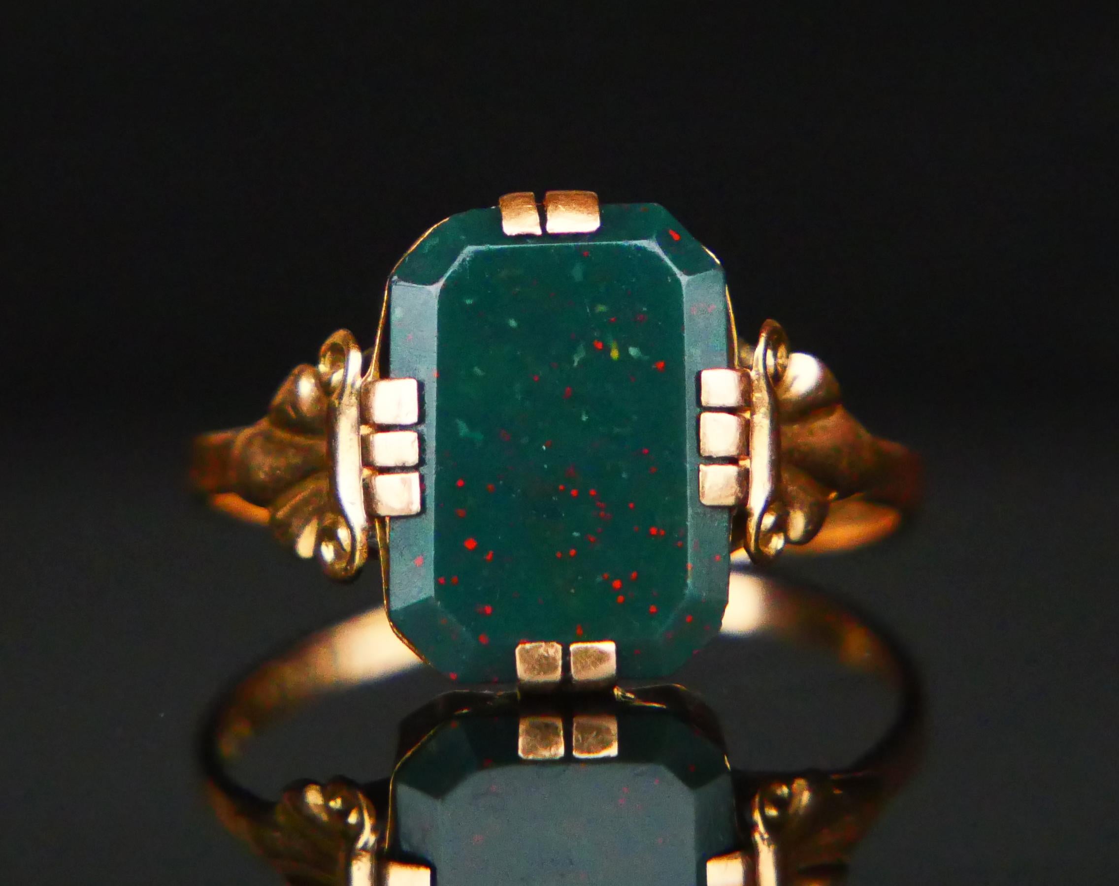 Art Deco 1943 Men Unisex Signet Ring 6ct. Blood stone solid 18K Gold ØUS 6.75 / 2.2gr For Sale