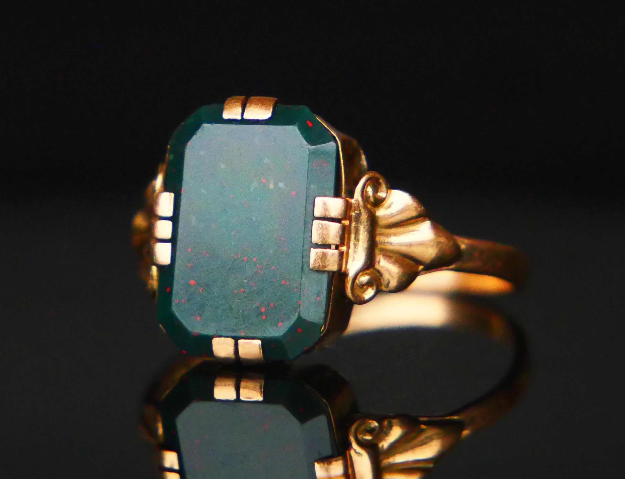 Emerald Cut 1943 Men Unisex Signet Ring 6ct. Blood stone solid 18K Gold ØUS 6.75 / 2.2gr For Sale