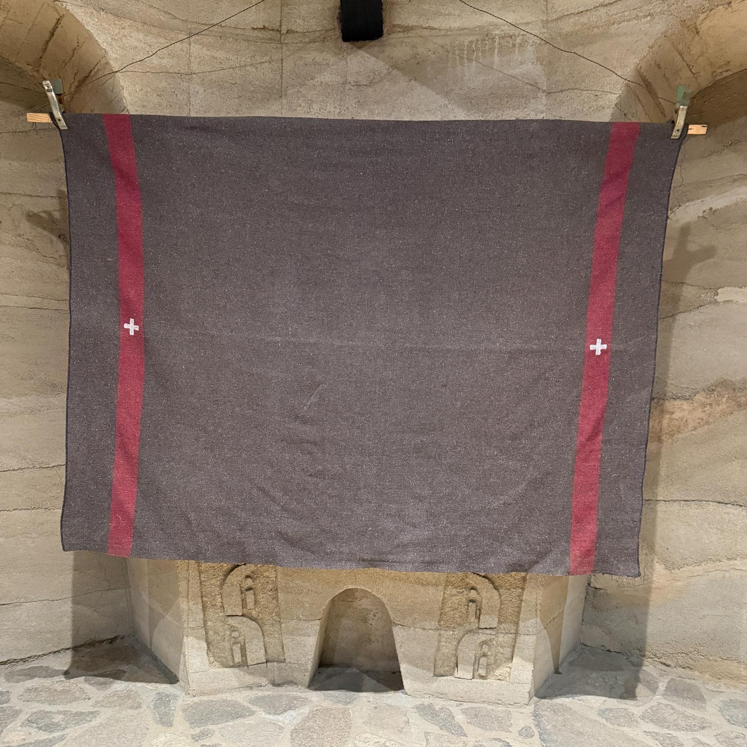 1940s Red Cross Brown Blanket Swiss Army
79,5 l x 60
Condition vintage originale
Se référer aux images