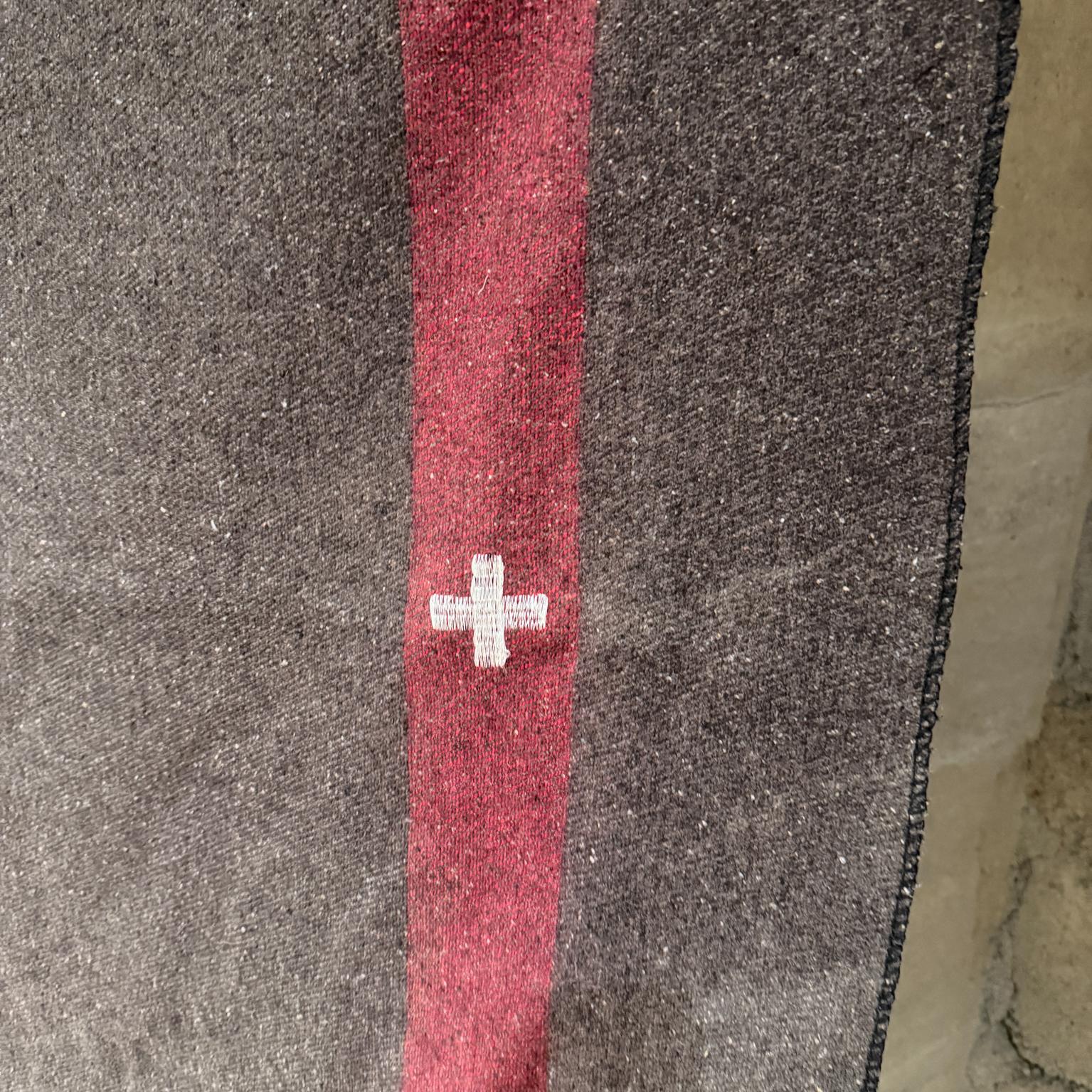 1943 Original Military Swiss Army Couverture en laine Bon état - En vente à Chula Vista, CA