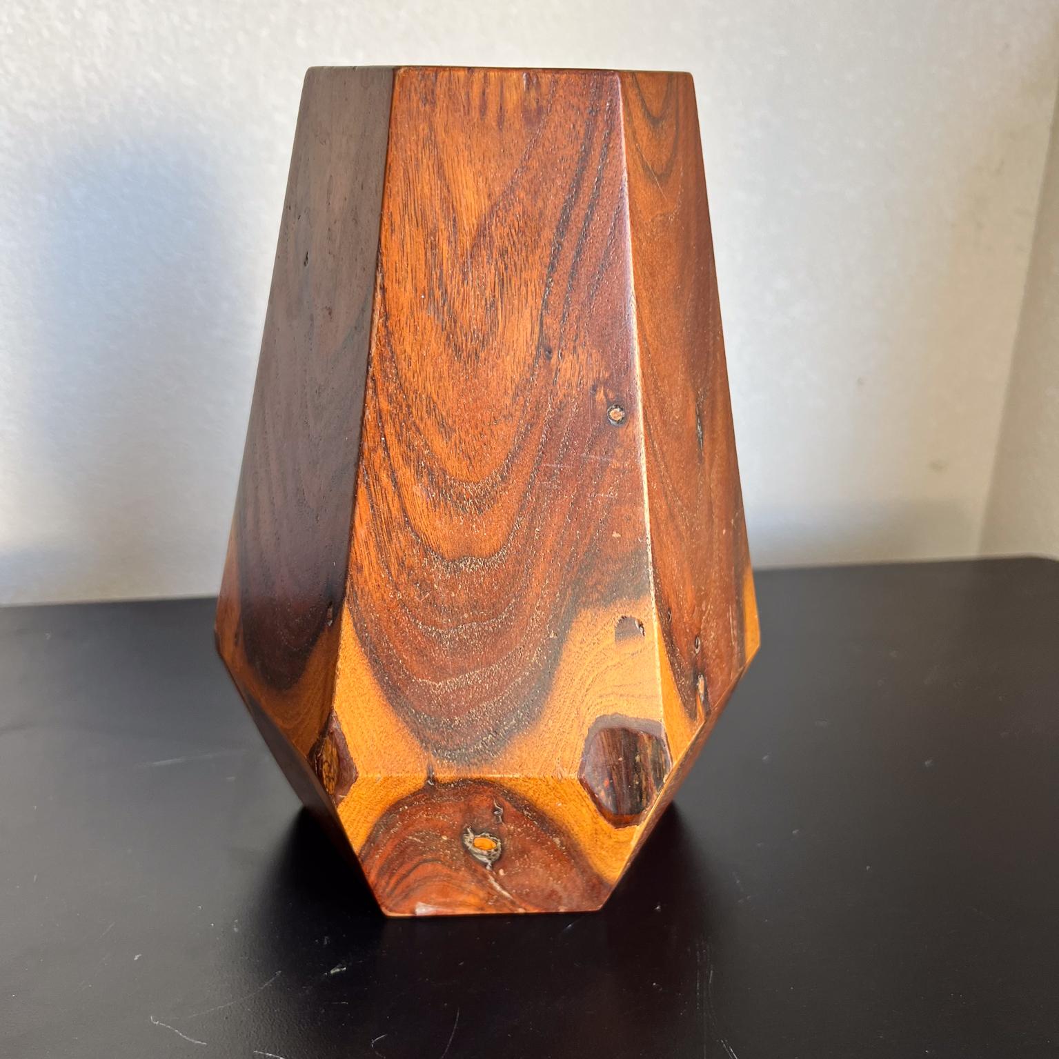 Vase hexagonal fabriqué à la main, Poston Arizona Camp Art, 1943 en vente 3