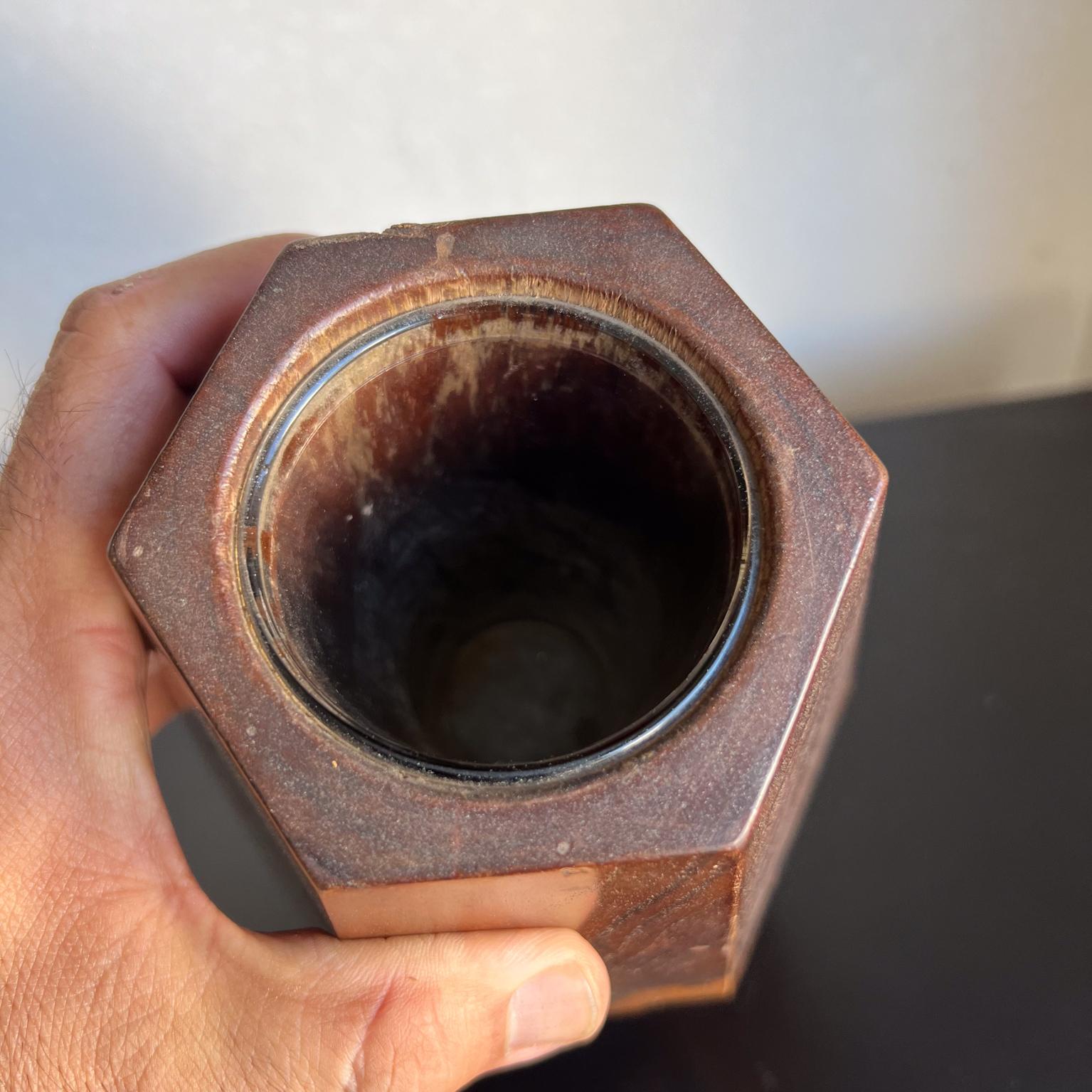 Vase hexagonal fabriqué à la main, Poston Arizona Camp Art, 1943 en vente 4