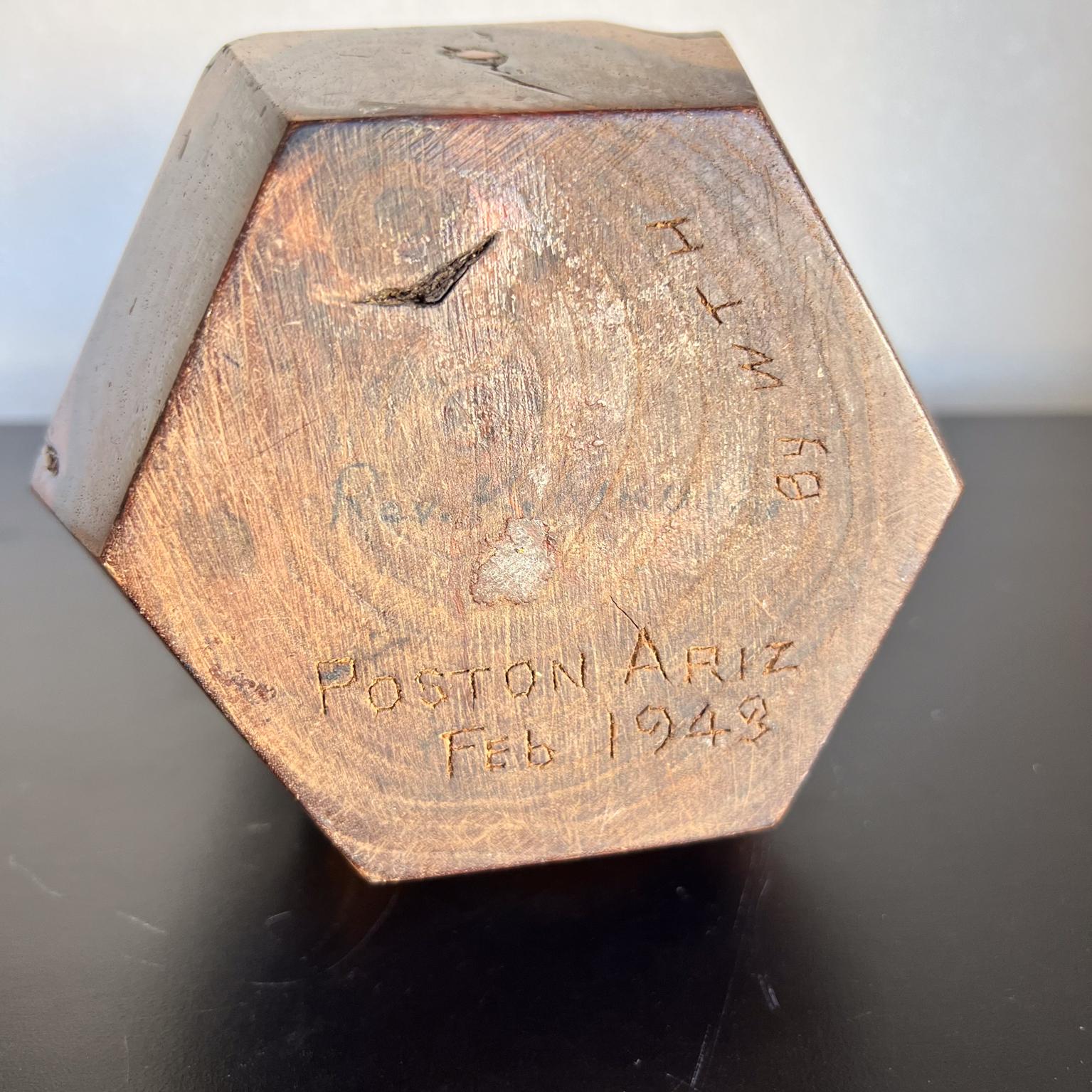 Vase hexagonal fabriqué à la main, Poston Arizona Camp Art, 1943 en vente 5