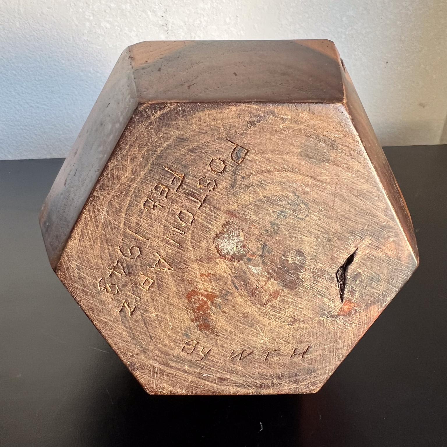 Vase hexagonal fabriqué à la main, Poston Arizona Camp Art, 1943 en vente 6