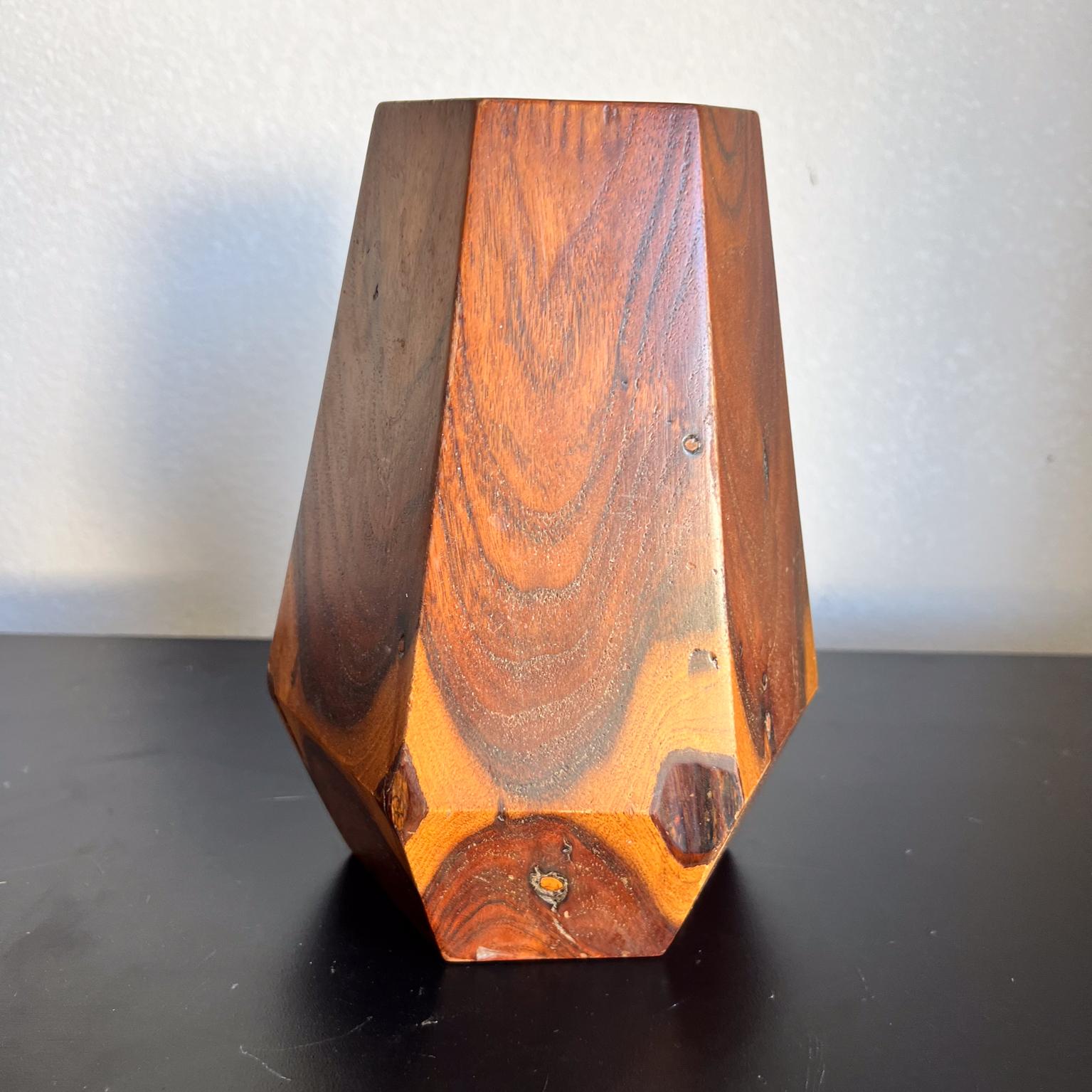 Mid-Century Modern Vase hexagonal fabriqué à la main, Poston Arizona Camp Art, 1943 en vente