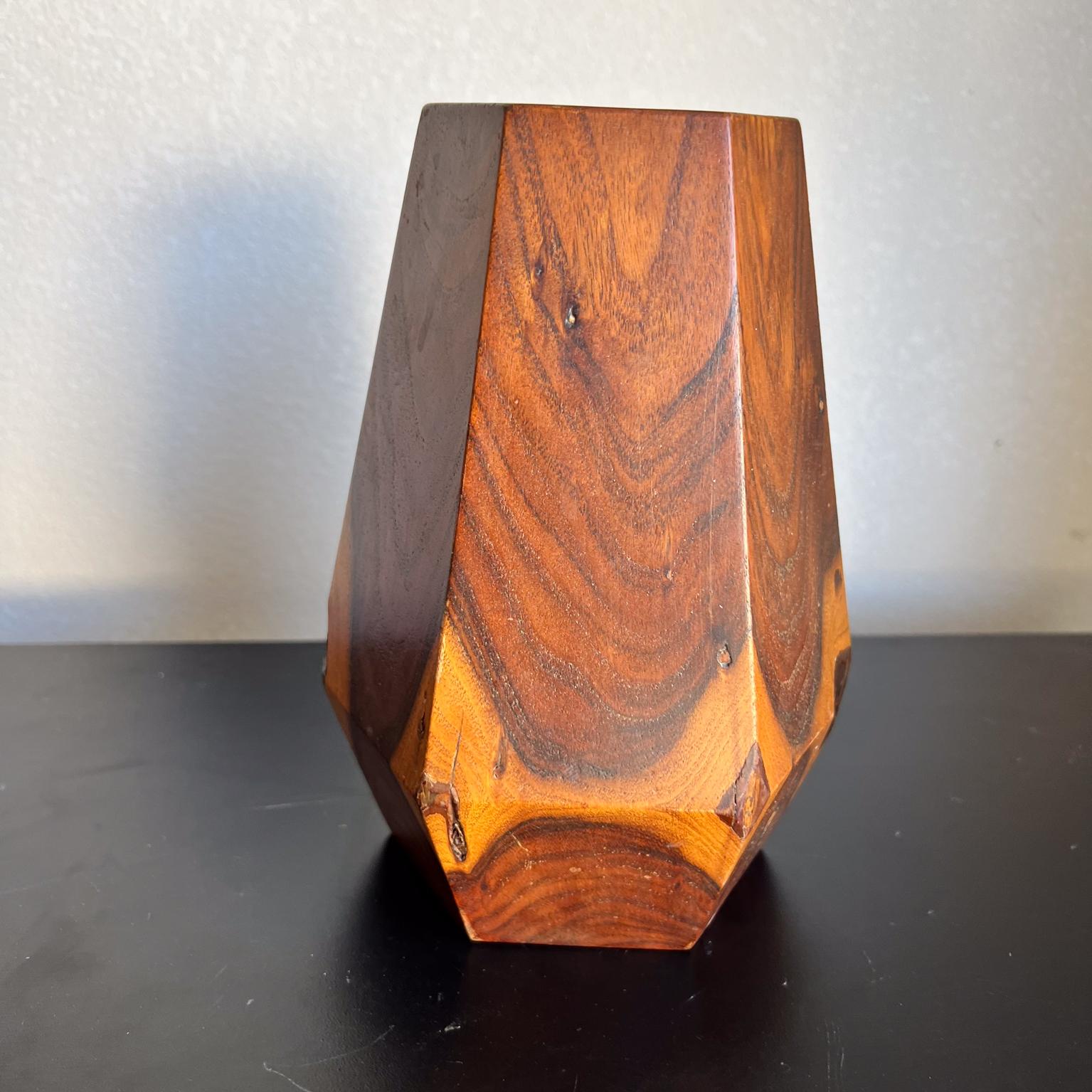 Américain Vase hexagonal fabriqué à la main, Poston Arizona Camp Art, 1943 en vente