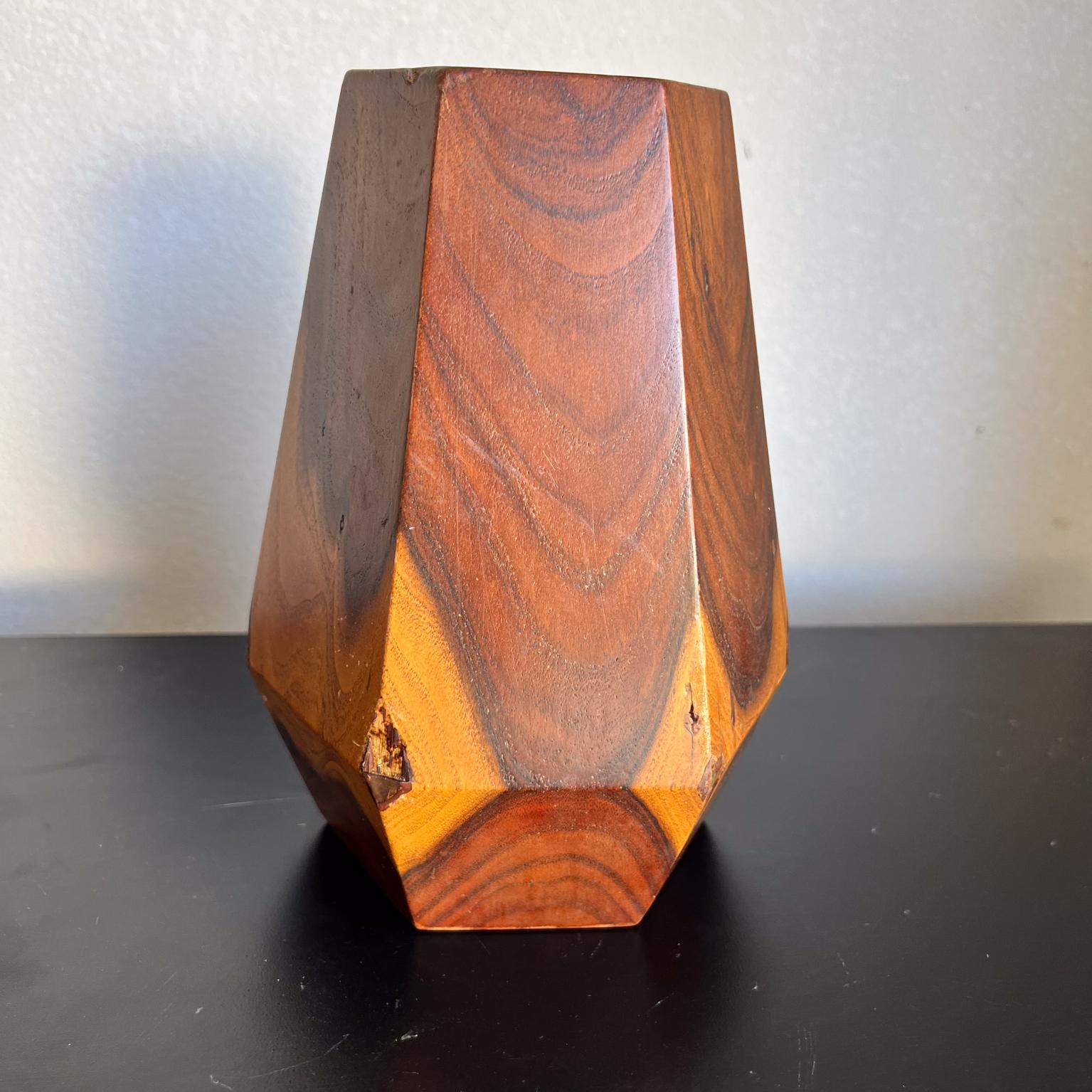Vase hexagonal fabriqué à la main, Poston Arizona Camp Art, 1943 Bon état - En vente à Chula Vista, CA