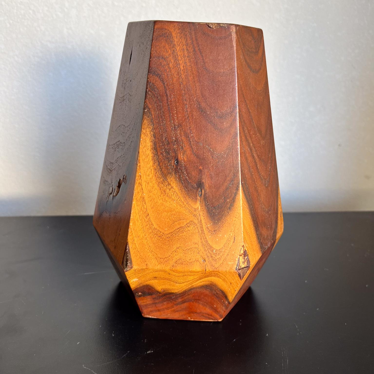 Milieu du XXe siècle Vase hexagonal fabriqué à la main, Poston Arizona Camp Art, 1943 en vente