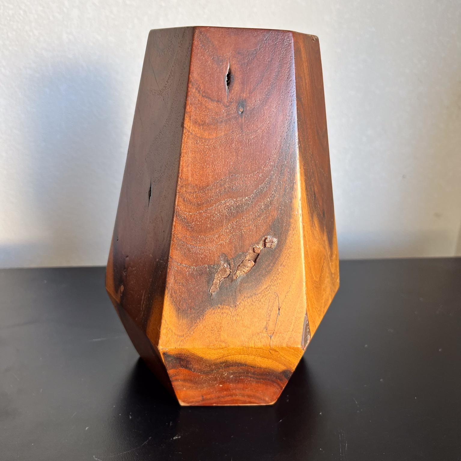 Bois Vase hexagonal fabriqué à la main, Poston Arizona Camp Art, 1943 en vente
