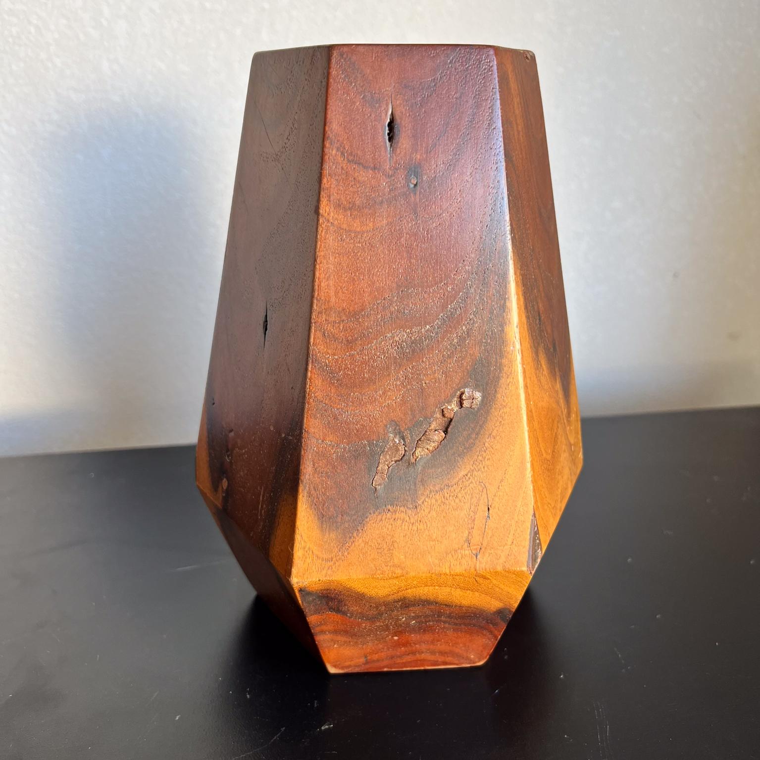 Vase hexagonal fabriqué à la main, Poston Arizona Camp Art, 1943 en vente 1