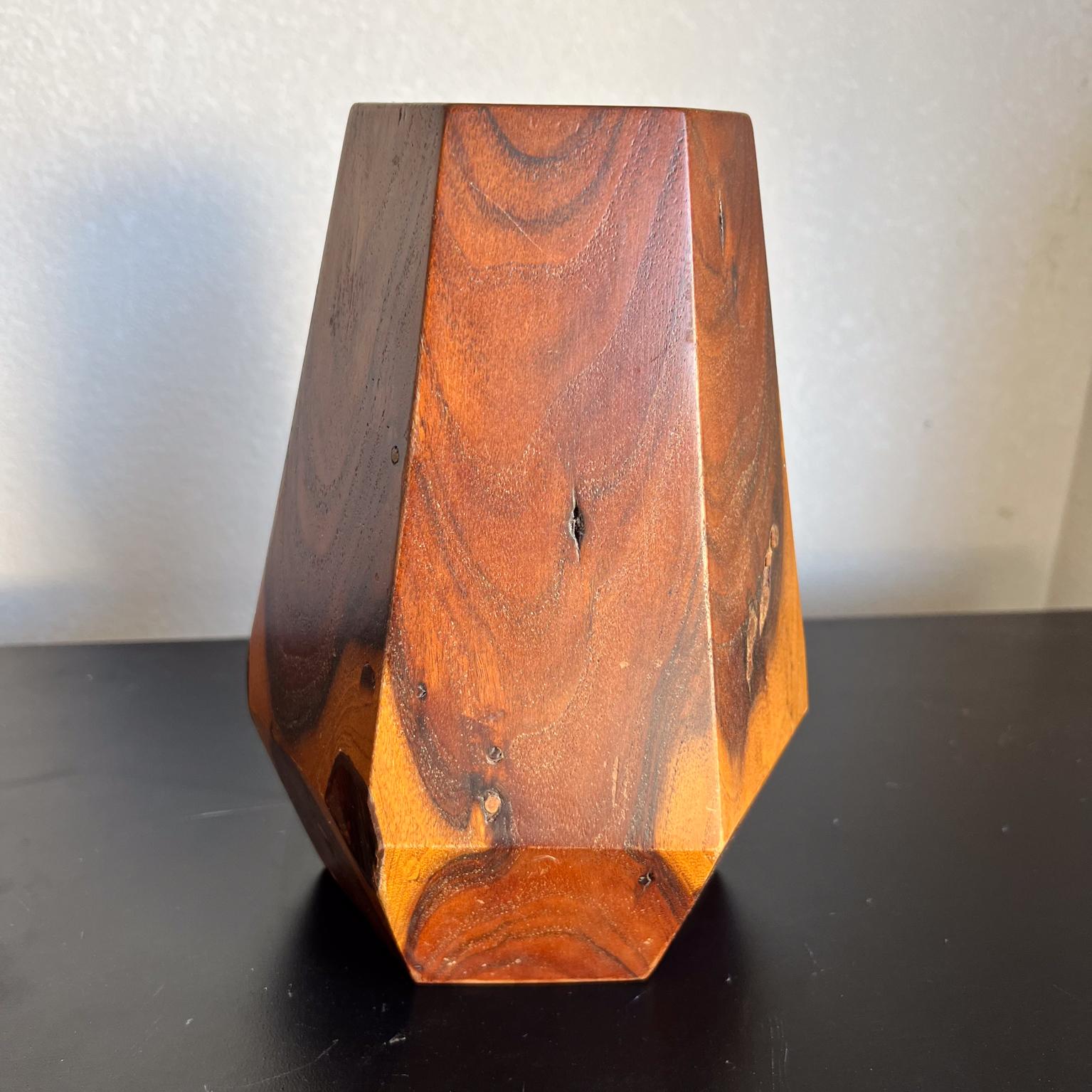 Vase hexagonal fabriqué à la main, Poston Arizona Camp Art, 1943 en vente 2