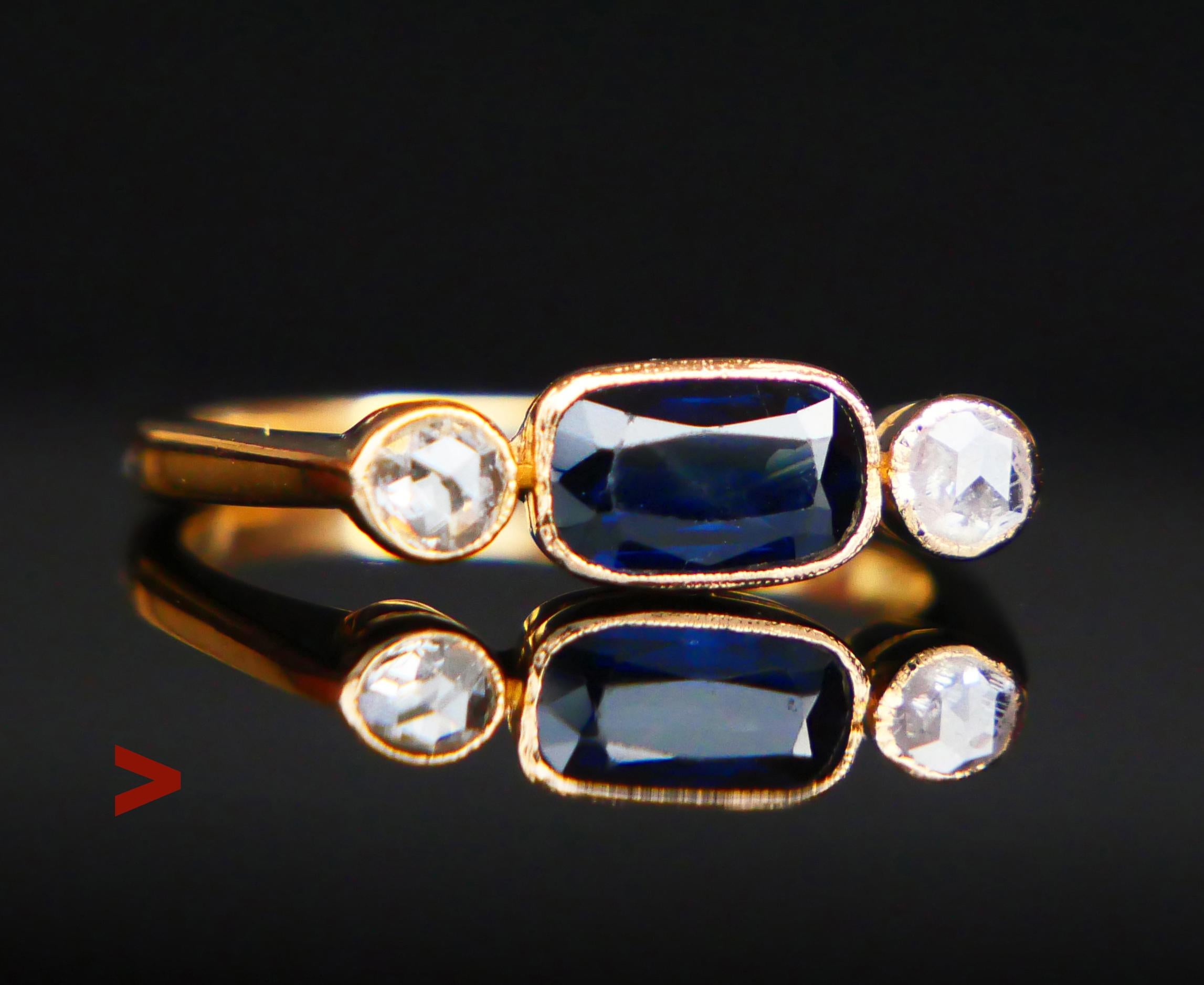 
Tre pietre in stile Art Déco  Anello con zaffiro blu e diamanti - realizzato nel 1943. Questo design con castoni sicuri è perfetto per essere indossato tutti i giorni o in modo permanente.

Punzoni svedesi: 18 carati, marchio del fabbricante,