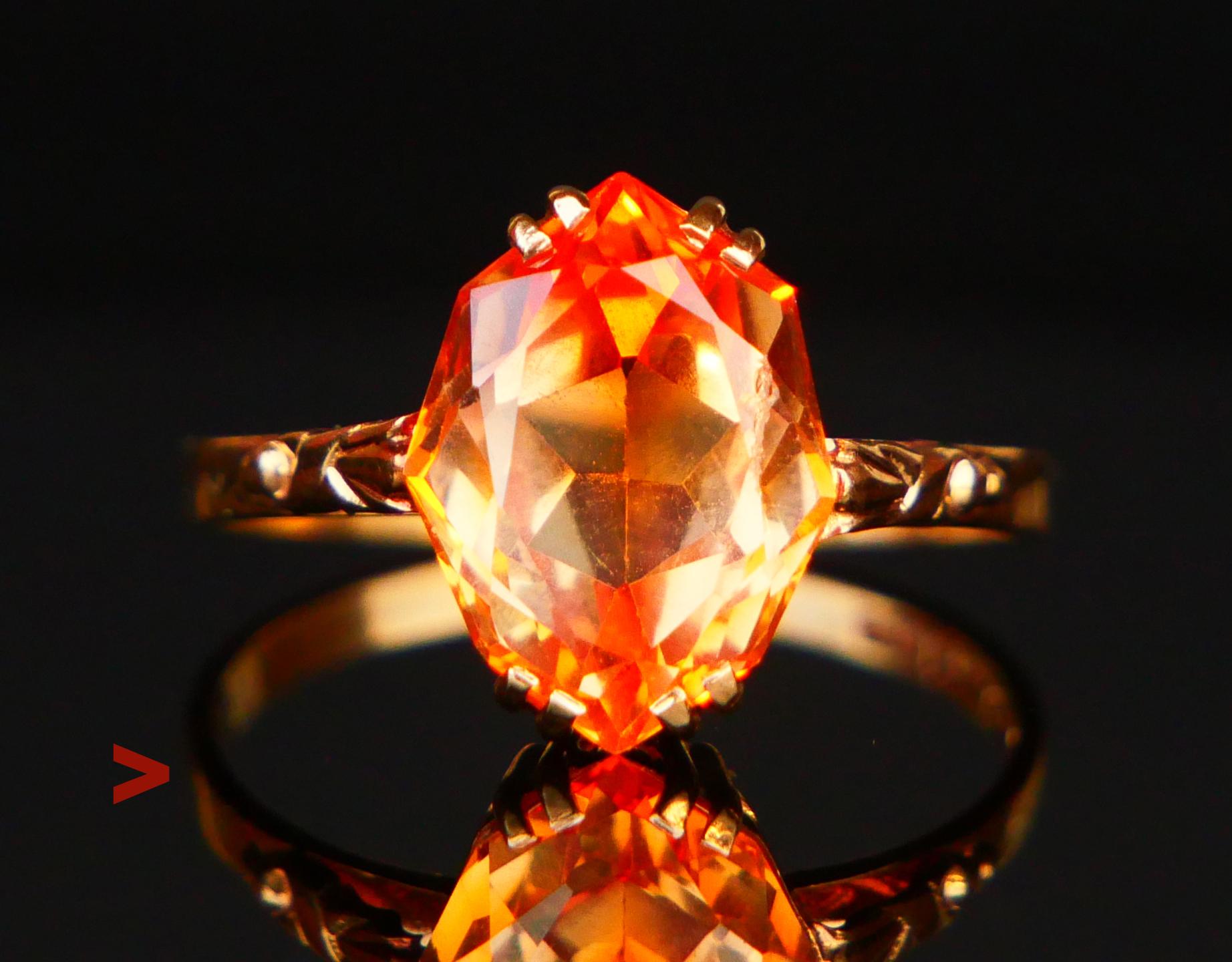 Wunderschöner Ring mit geschnitzten Schultern aus massivem 18-karätigem Gold mit einem wahrscheinlich natürlichen (wärmebehandelten) oder im Labor hergestellten orangefarbenen Saphir von 12 mm x 9 mm x 5,7 mm Tiefe / ca. 5ct. Ungewöhnlicher
