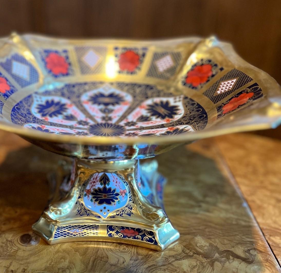 Este centro de mesa Delfín con banda de oro macizo Imari antiguo de Royal Crown Derby es una pieza de porcelana exquisita y muy coleccionable, que muestra la elegancia y la artesanía de Royal Crown Derby. Esta versión es la Banda de Oro Macizo