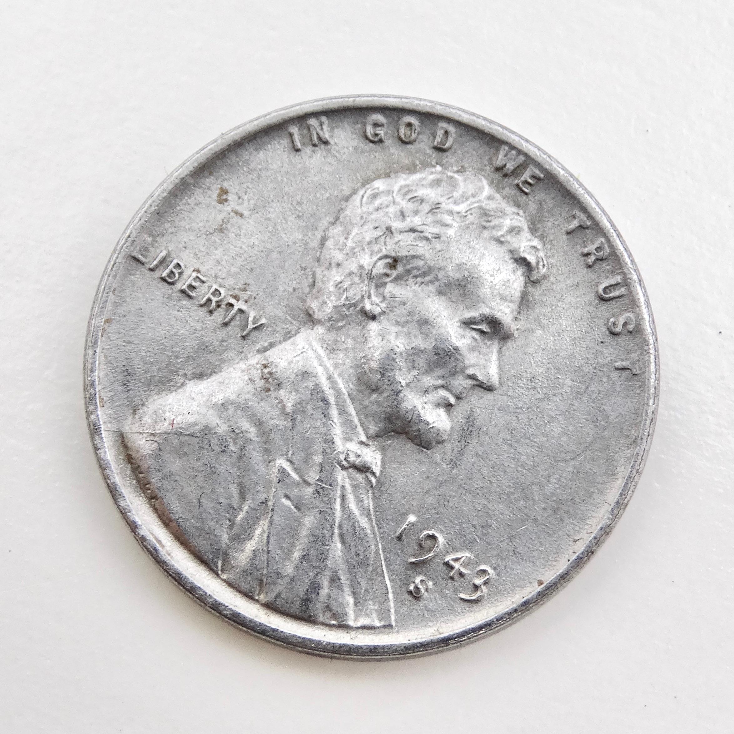 Le 1943 Steel Lincoln Cent est une pièce de collection rare et historique qui rappelle de manière tangible une période unique de l'histoire américaine. Pendant la Seconde Guerre mondiale, les États-Unis ont connu une pénurie de cuivre, ce qui a