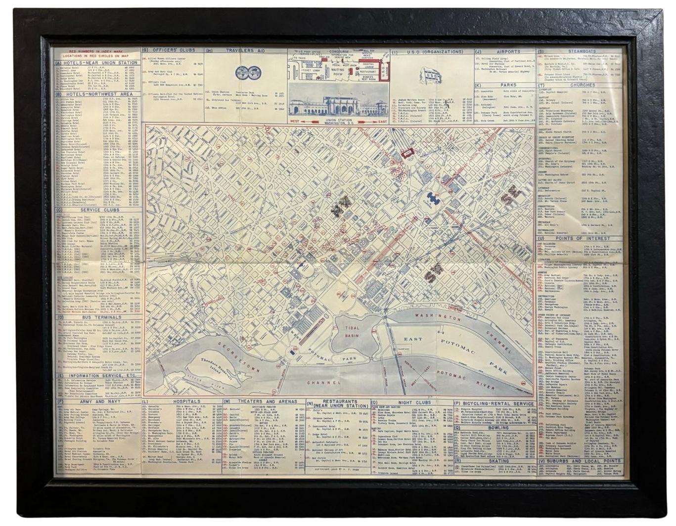 Il s'agit d'une carte de Washington, DC, datant de la Seconde Guerre mondiale, publiée comme guide pour les hommes et les femmes des forces armées qui visitaient la ville ou y travaillaient pendant la guerre. La carte a été créée par Allen F. Free