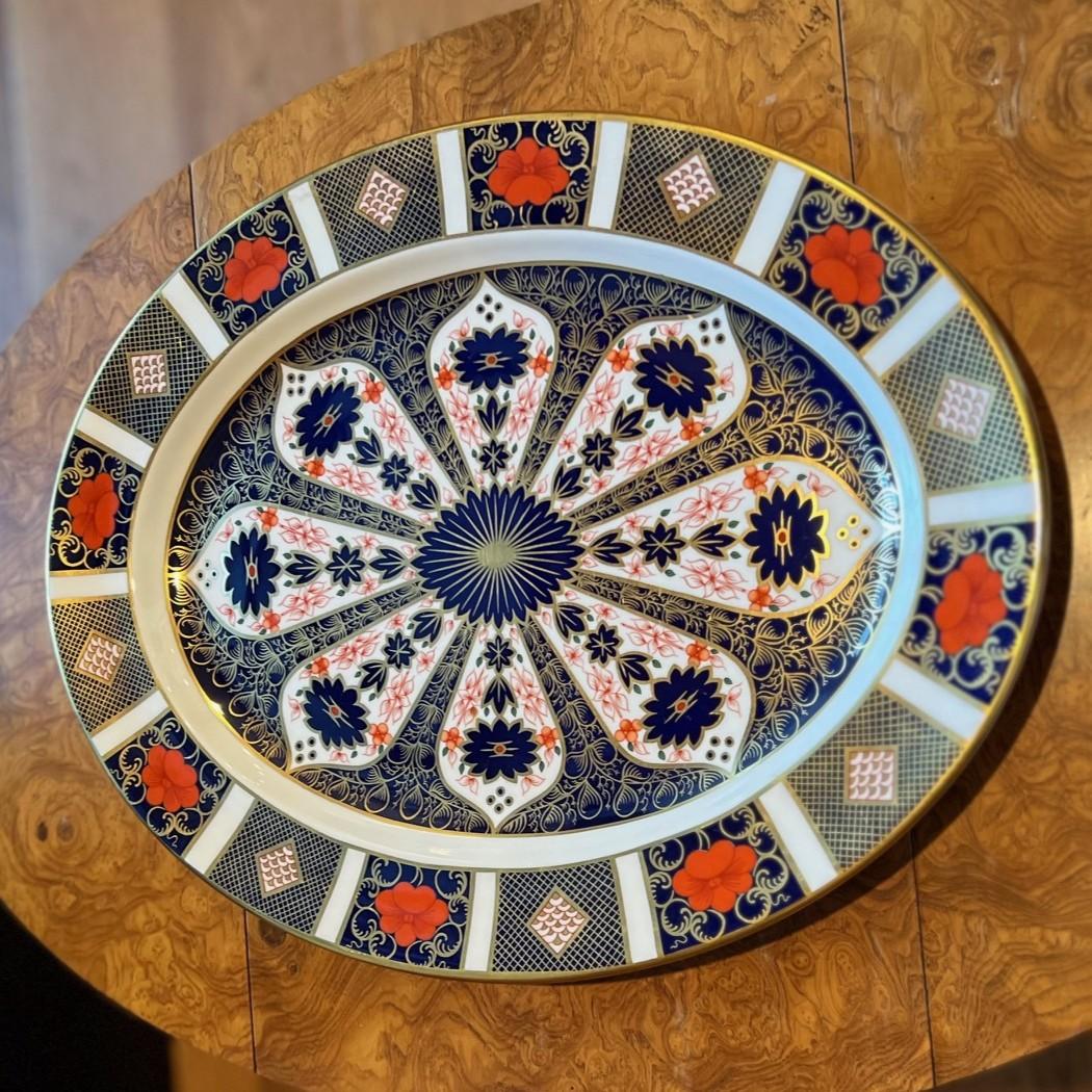 Royal Crown Derby Old Imari 1128 large oval serving platter. A timeless example of English bone china craftsmanship. Featuring the brand’s iconic Old Imari 1128 pattern, this dish showcases an elaborate blend of deep cobalt blue, rich iron red, and