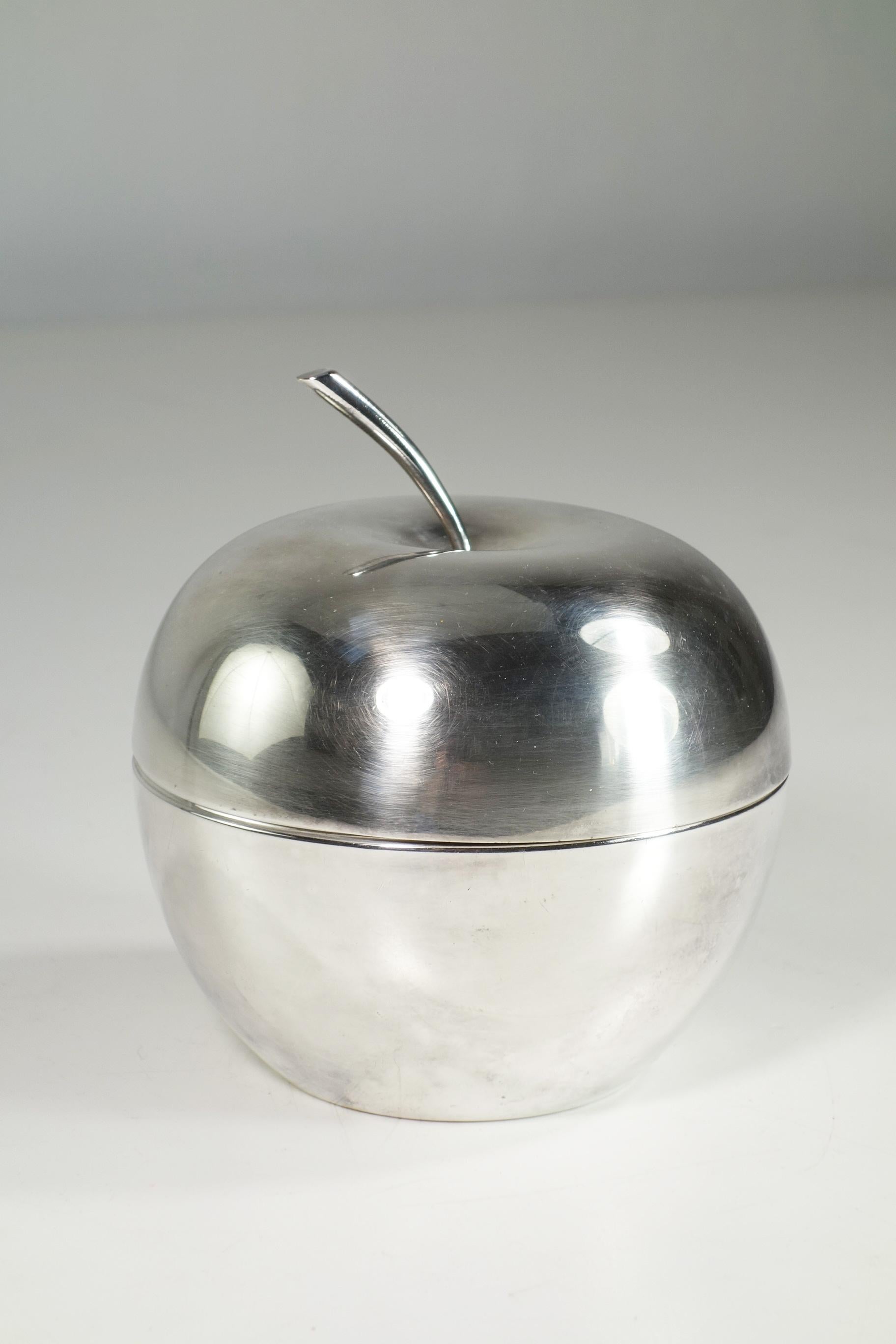 Apple Box
Lino Sabattini
Christofle _ Coll. Gallia
France, 1944

Silver Metal Box
Mark engraved under the bottom
Very Good Condiction

bibliography: Filippo Alison, Renato De Fusco, L