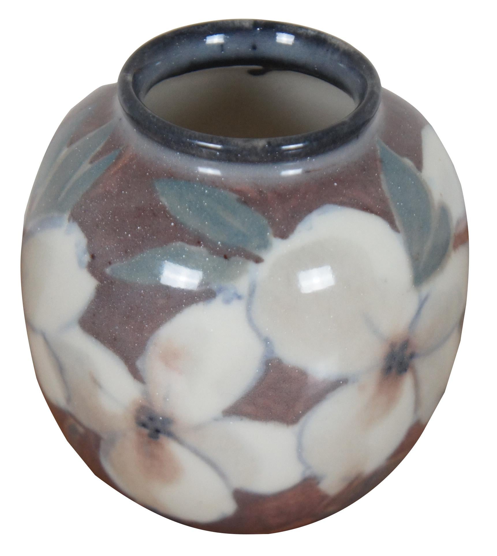 Mid-Century Modern 1944 Poterie Rookwood du milieu du siècle Vase à bourgeons floral en porcelaine Jens Jensen en vente