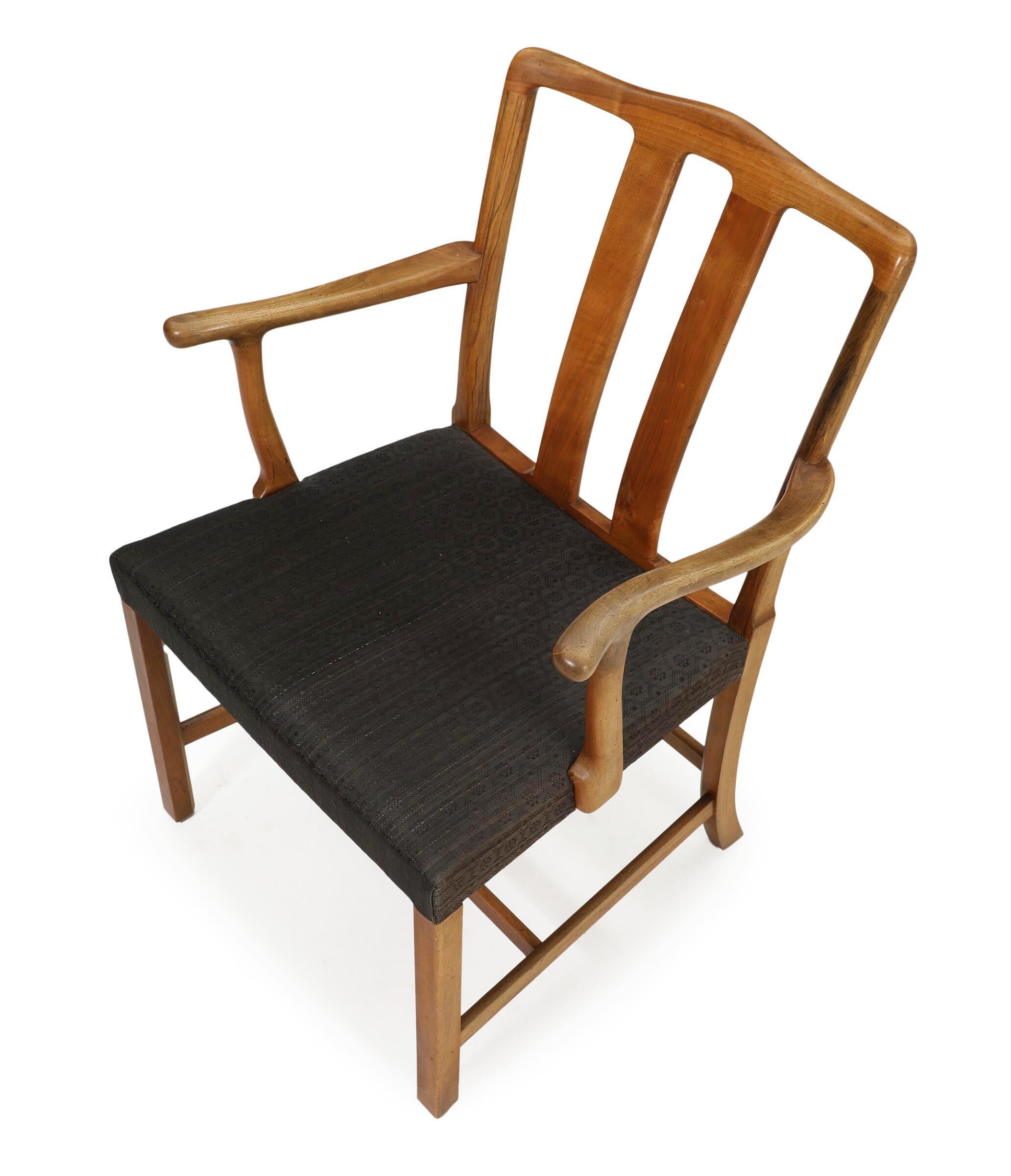 1944 Ole Wanscher Sessel aus Nussbaumholz mit grau gemusterter Polsterung im Zustand „Gut“ im Angebot in London, GB