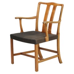 1944 Ole Wanscher Sillón de nogal con tapicería de motivos grises