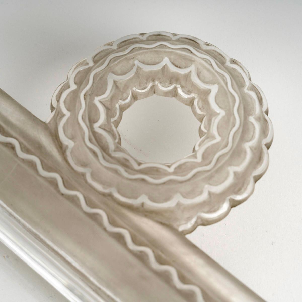 French 1944 René Lalique - Art Deco Jardiniere Bowl Cluny Glass with Grey Patina For Sale