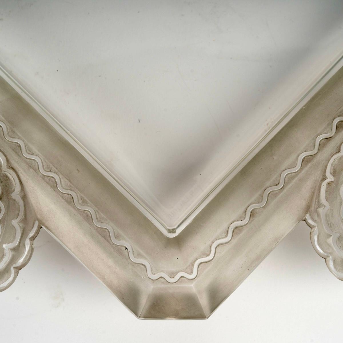 1944 René Lalique - Art Deco Jardiniere Bowl Cluny Glass with Grey Patina In Good Condition For Sale In Boulogne Billancourt, FR