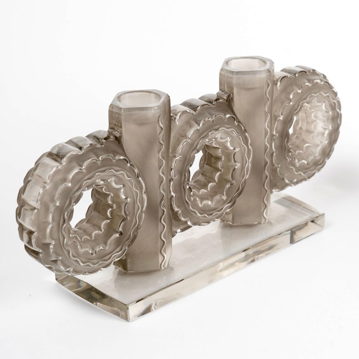 Stampato 1944 René Lalique - Coppia di candelieri Art Deco in vetro Cluny Patina grigia in vendita