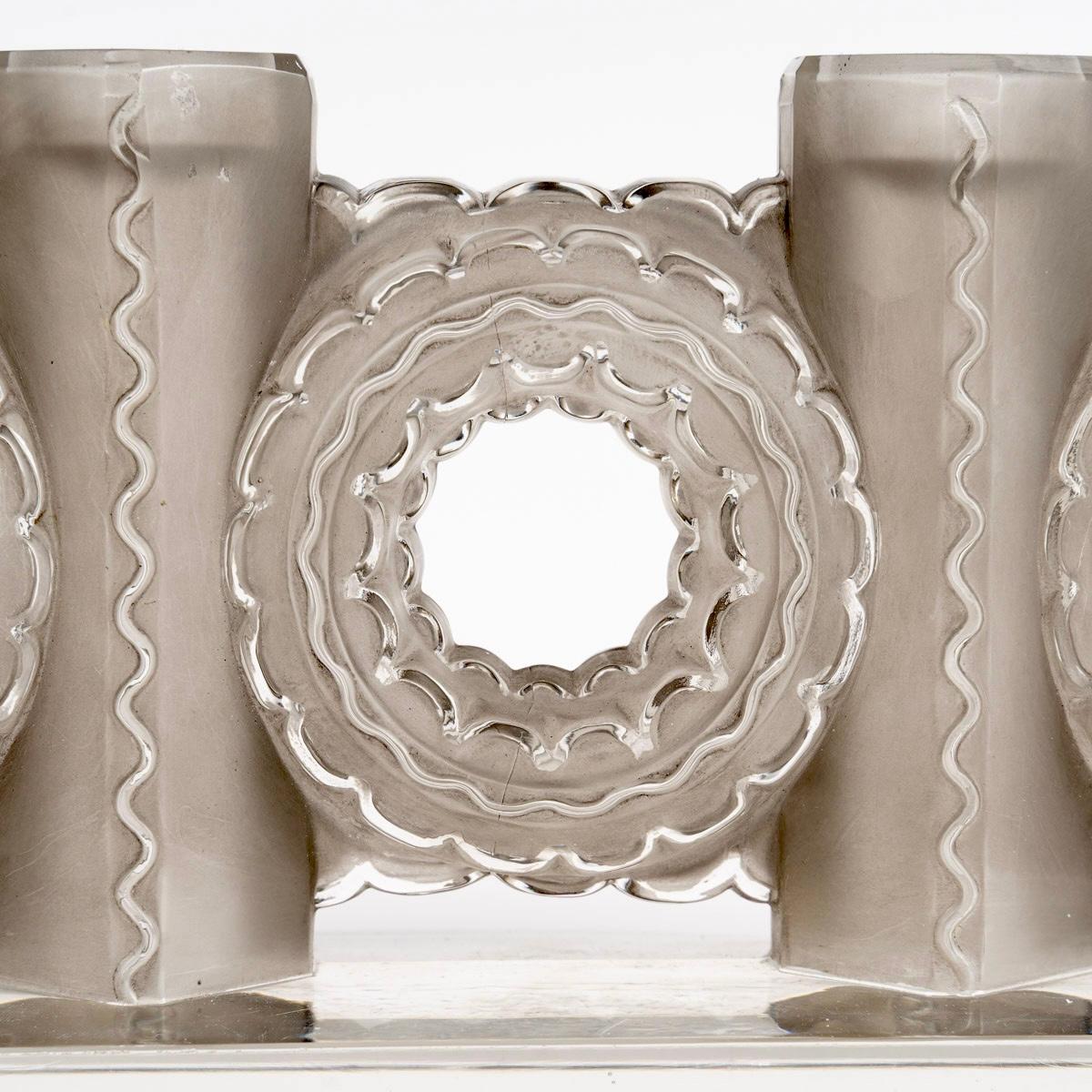 Metà XX secolo 1944 René Lalique - Coppia di candelieri Art Deco in vetro Cluny Patina grigia in vendita