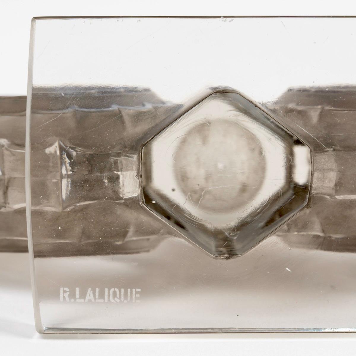 Vetro artistico 1944 René Lalique - Coppia di candelieri Art Deco in vetro Cluny Patina grigia in vendita