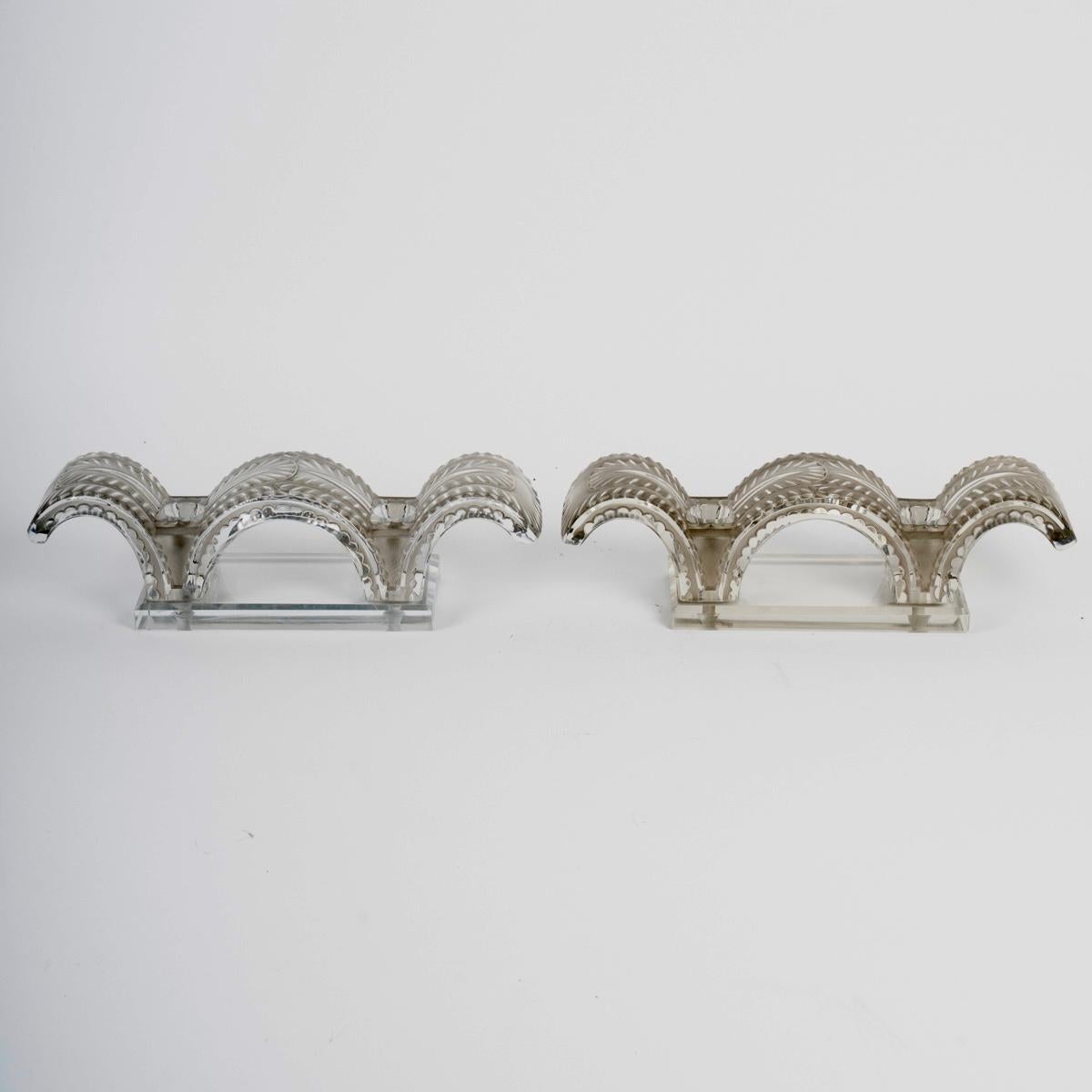 Art Déco 1944 René Lalique - Coppia di candelieri in vetro porquerolles con patina grigia in vendita