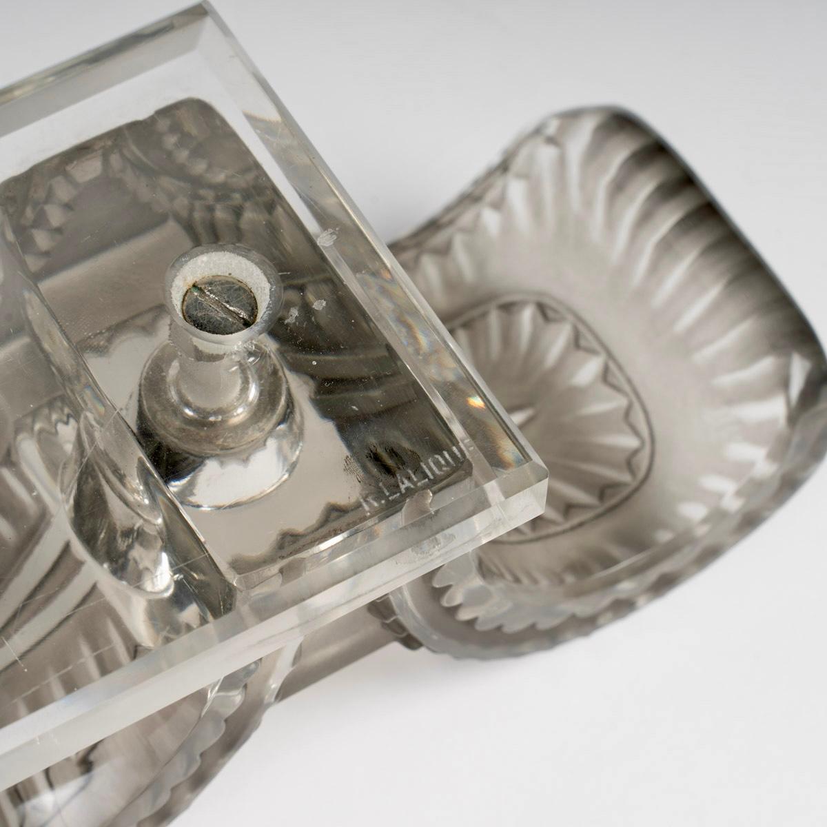 Europeo 1944 René Lalique - Coppia di candelieri in vetro porquerolles con patina grigia in vendita