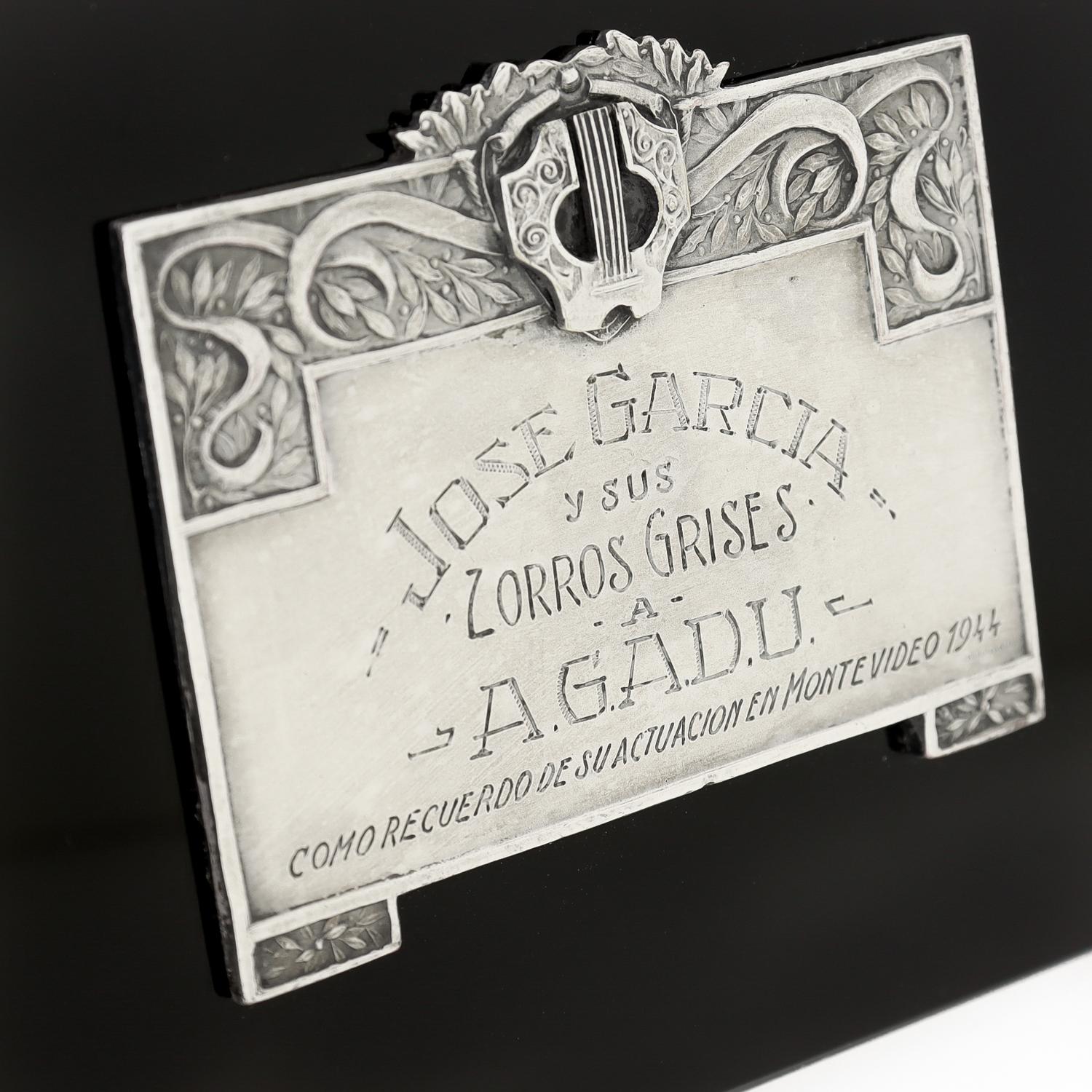 Uruguayano 1944 Placca d'argento commemorativa di Jose Garcia e Sus Zorros Grises in vendita
