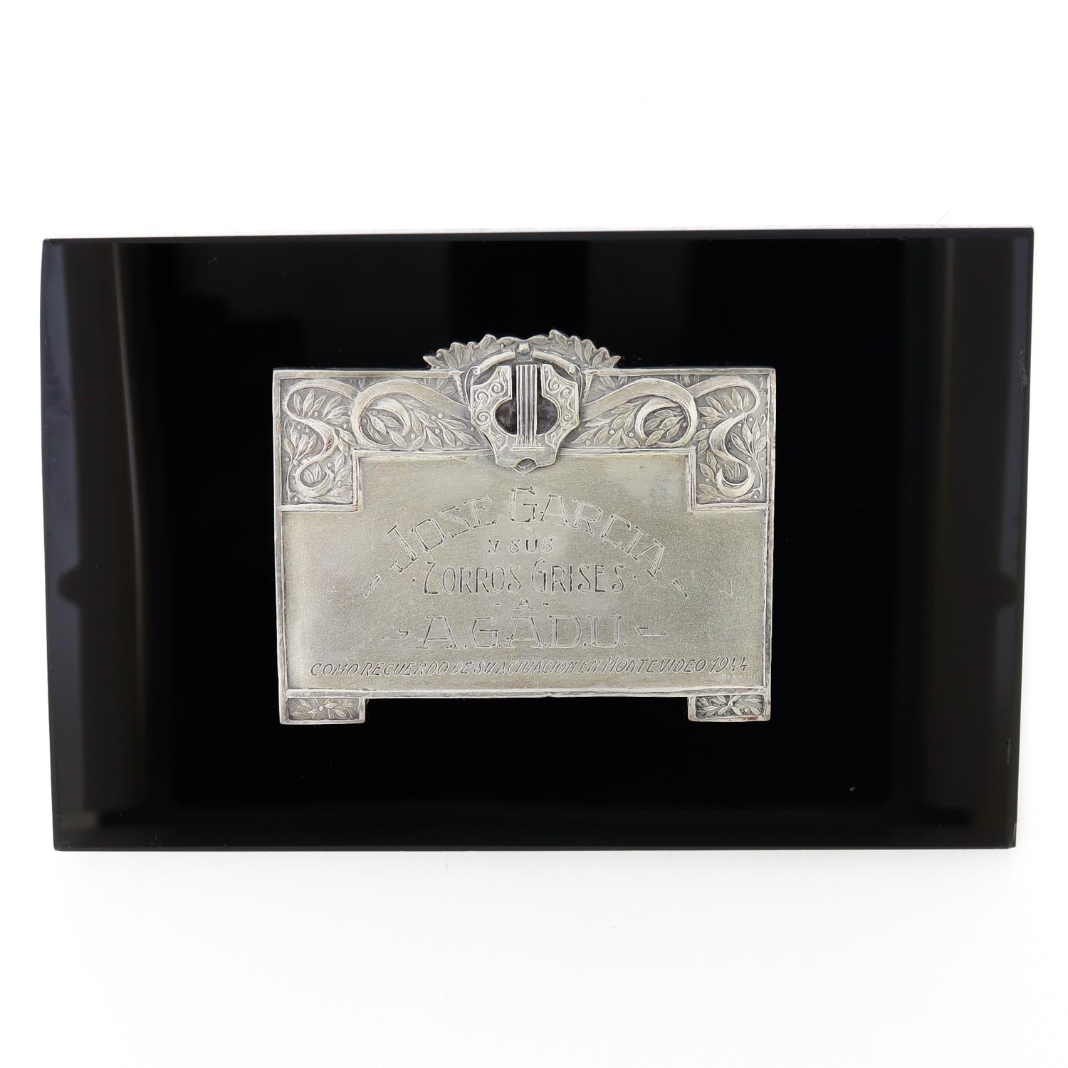 1944 Placca d'argento commemorativa di Jose Garcia e Sus Zorros Grises In condizioni buone in vendita a Philadelphia, PA