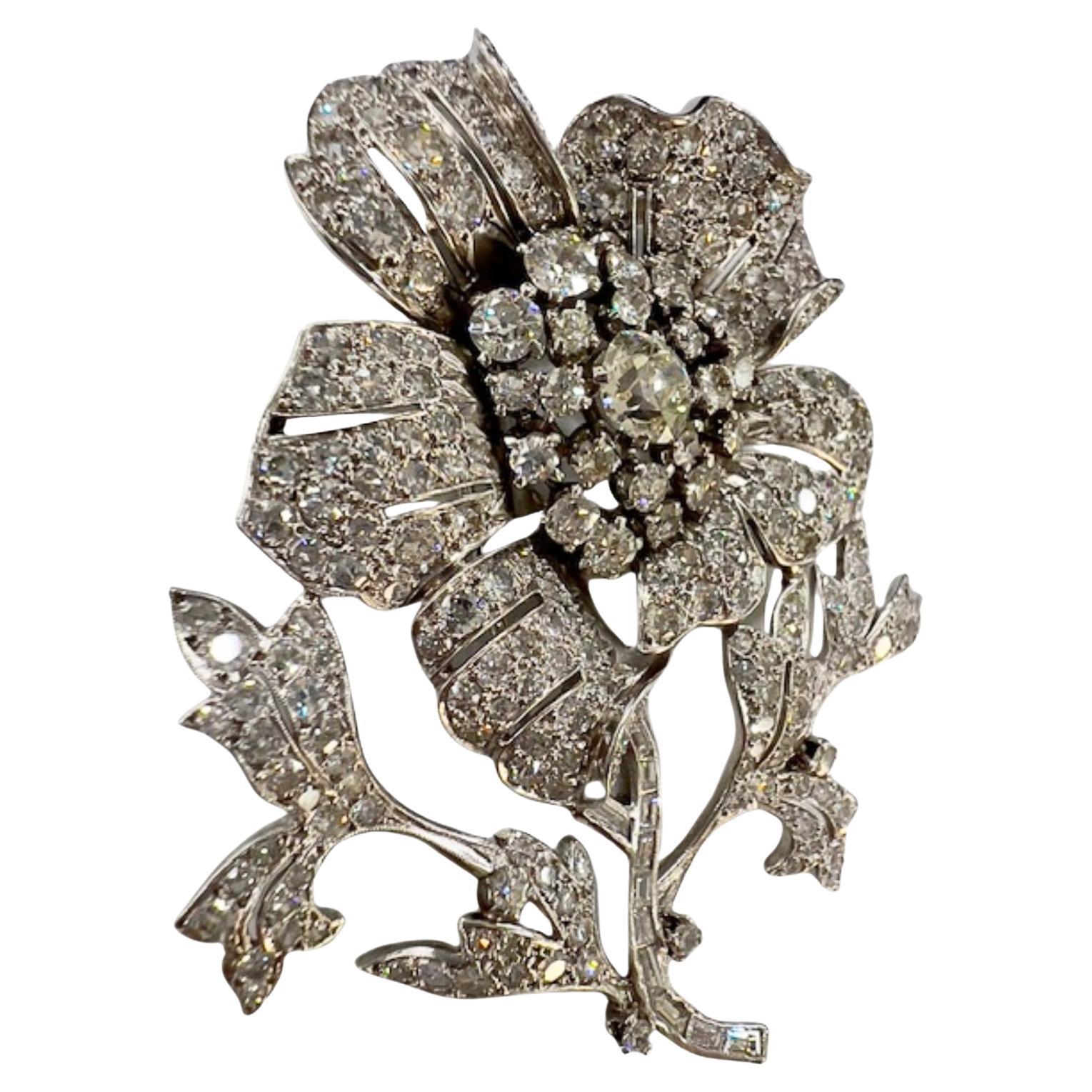 1945-1950  Brooche en platine avec diamants taille ancienne 10,9 carats et diamants 0,60 carat