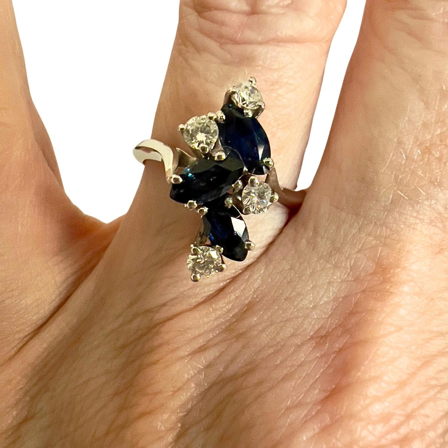 Delicado anillo de estilo Art Déco de 1945, de oro de 18 quilates, con diamantes talla brillante y zafiros talla marquesa. Una pieza vintage refinada y atemporal.

Detalles técnicos:

Peso total: 2,69 g

Diamantes: 4 diamantes talla brillante

Peso