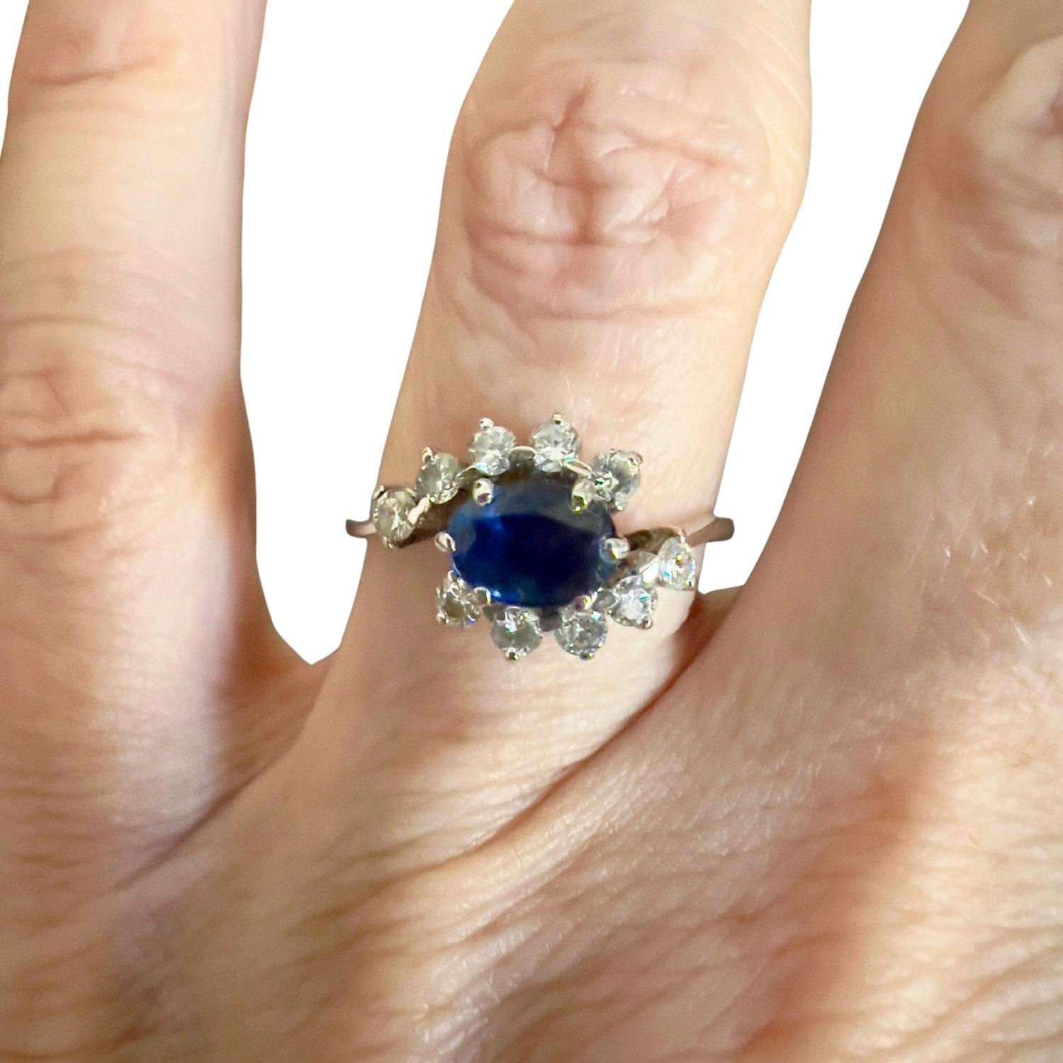 Eleganter Art-Déco-Ring aus der Zeit um 1945, gefertigt aus 18 Karat Gold und besetzt mit Diamanten im Brillantschliff und einem ovalen Saphir in der Mitte. Ein Klassiker mit zeitloser Ausstrahlung.

Technische Details:

Gesamtgewicht: 2,32