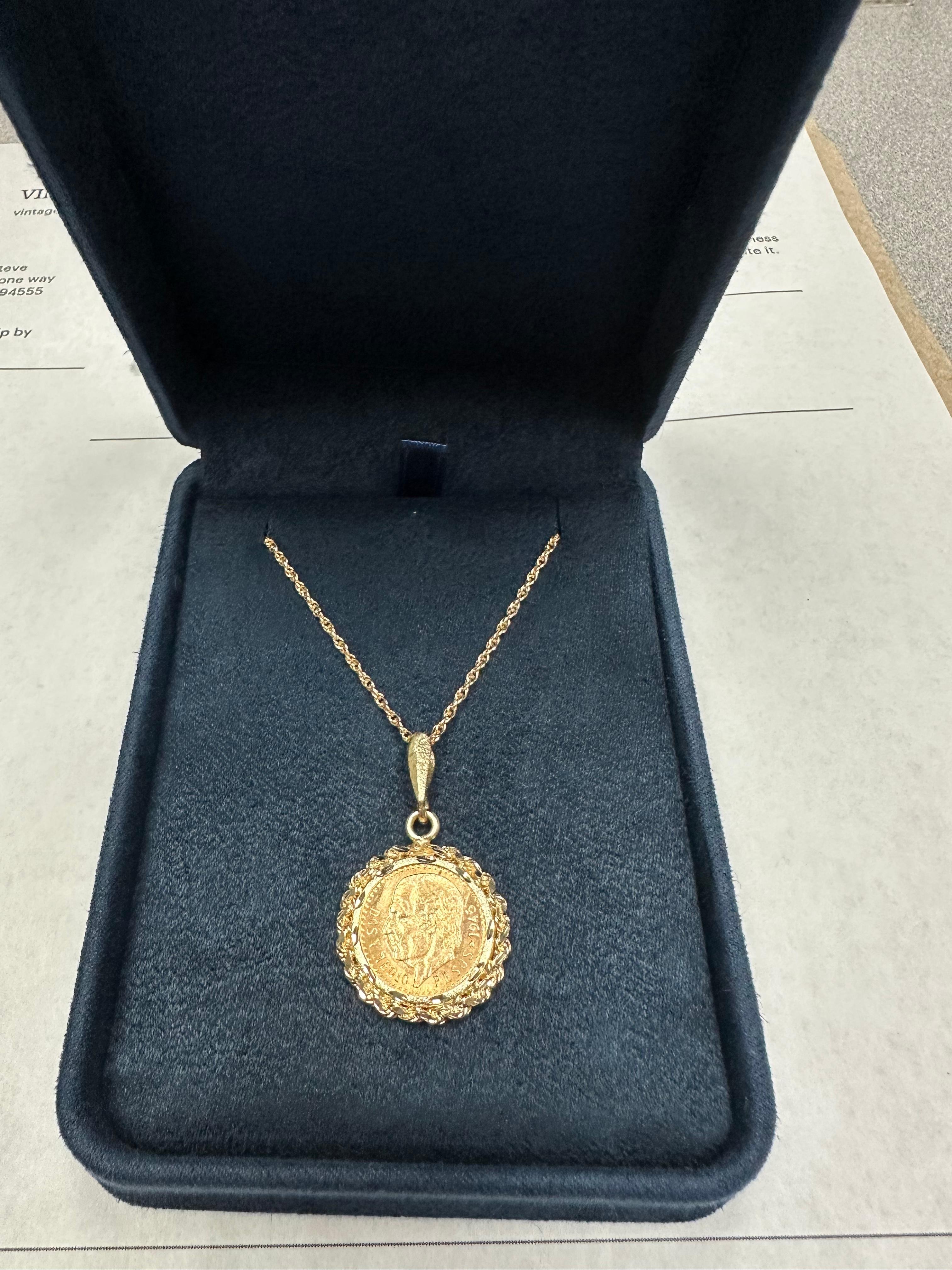 1945 Dos Y Medio Collier pendentif pièces de monnaie en or avec corde et monture diamantée en vente 1