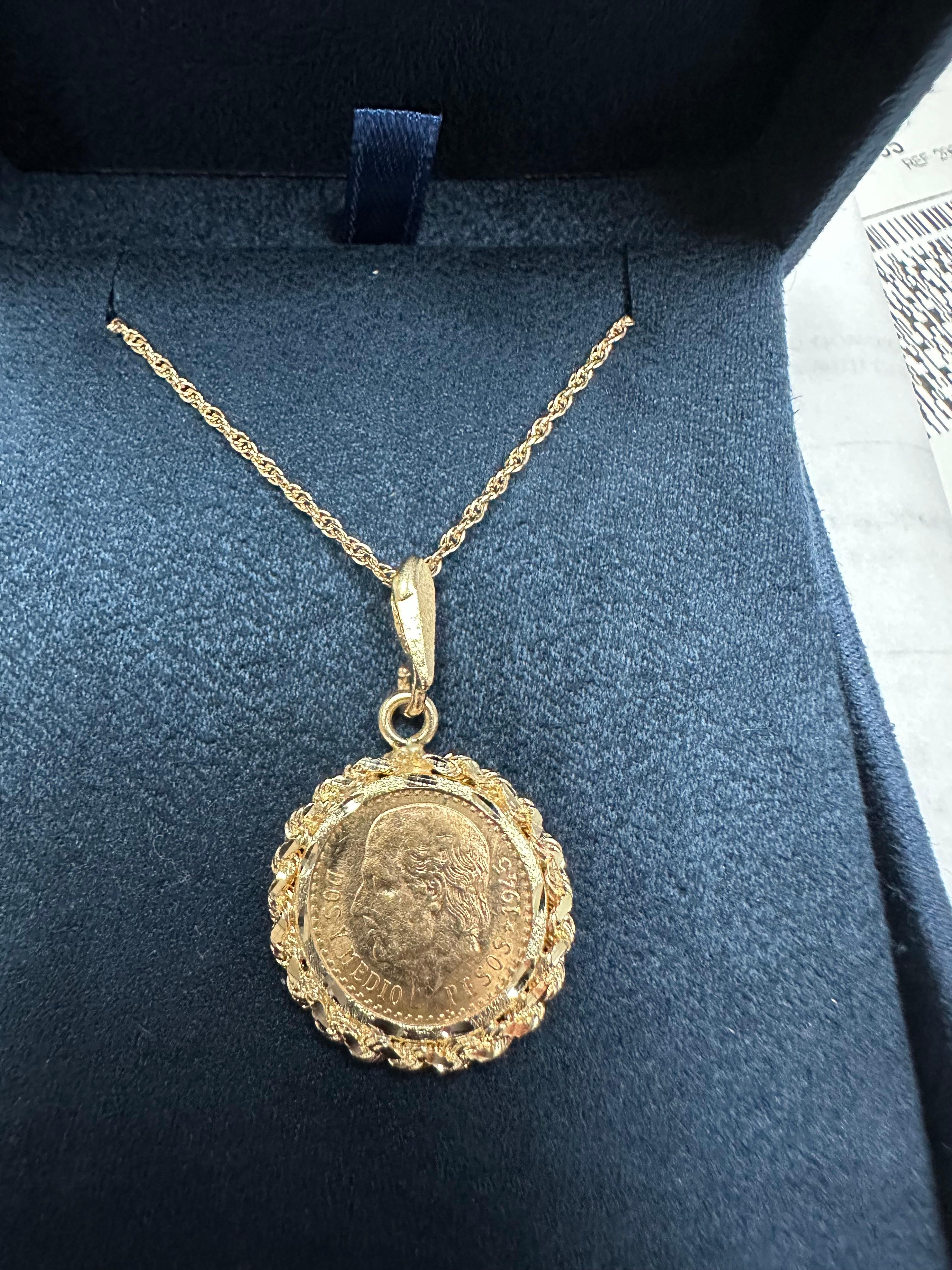 1945 Dos Y Medio Collier pendentif pièces de monnaie en or avec corde et monture diamantée en vente 2