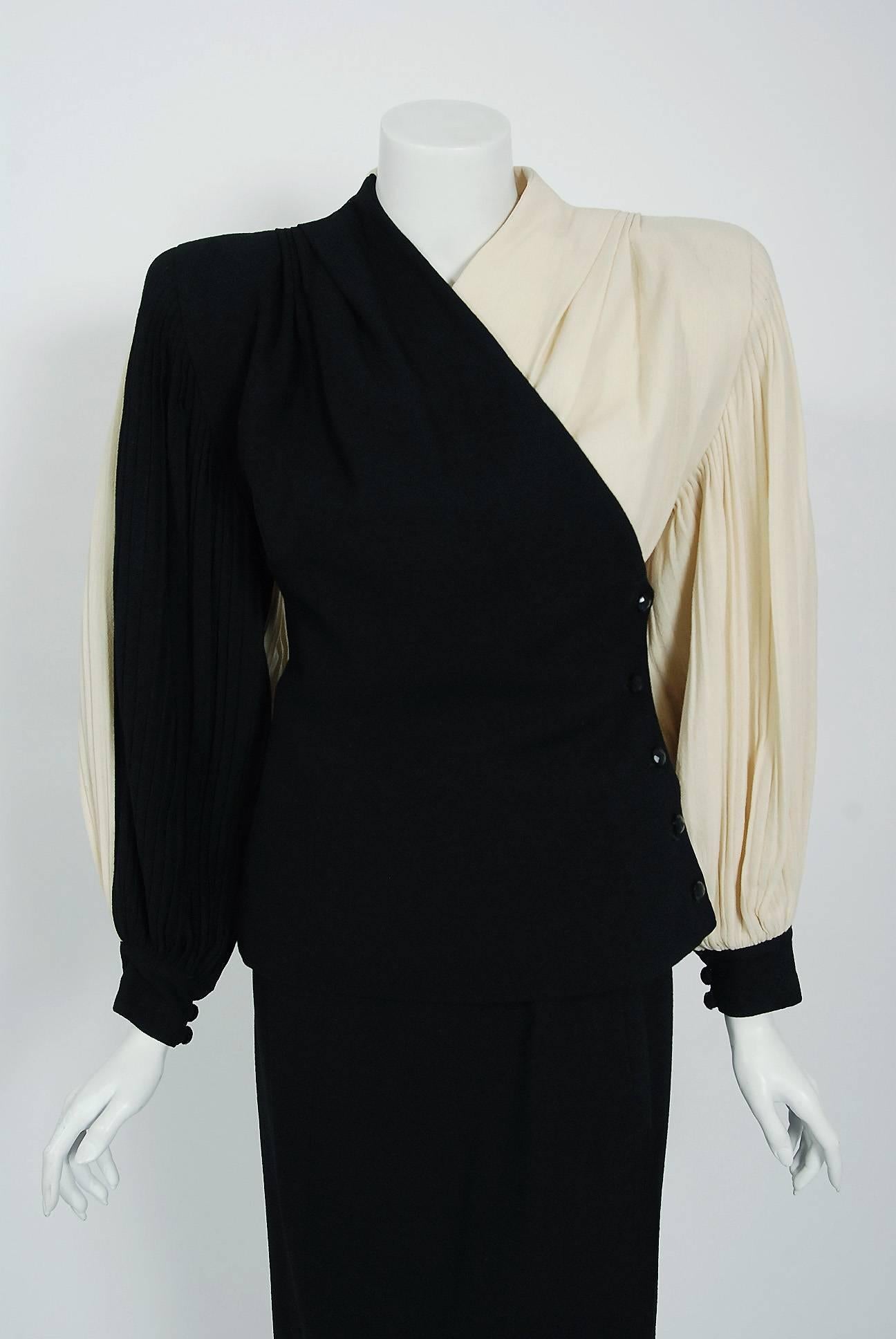 1945 Lilli-Ann Black and Ivory Block-Color Wool Crepe Pleated Jacket Skirt Suit  In Excellent Condition In Beverly Hills, CA