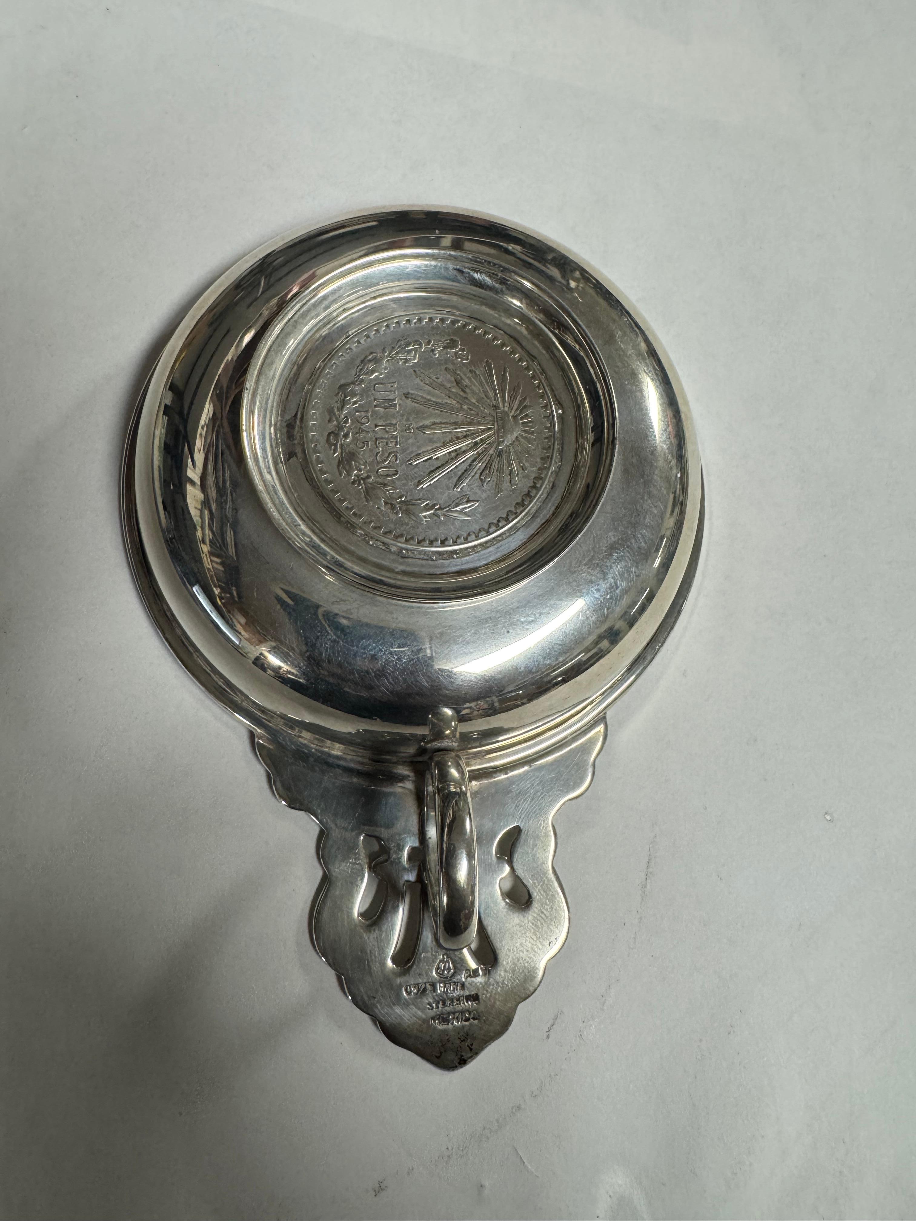 Dies ist eine schöne solide Silber porringer.
Das Stück wurde 1945 in Mexiko hergestellt.
Der Porringer ist auf der Unterseite markiert.
200 Gramm Silber
