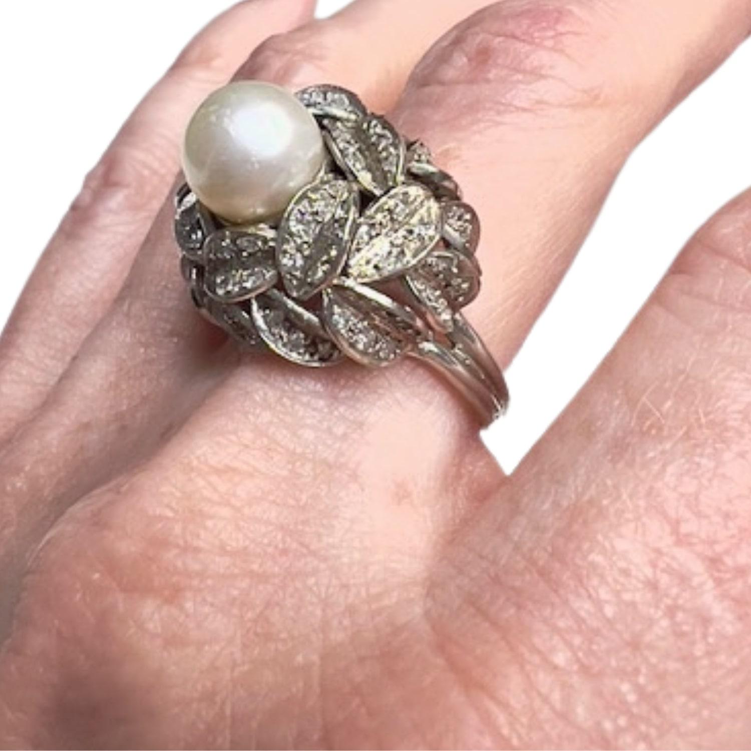 1945 Retro Style with Diamonds and Pearl Platinum Ring In Good Condition For Sale In MADRID, ES