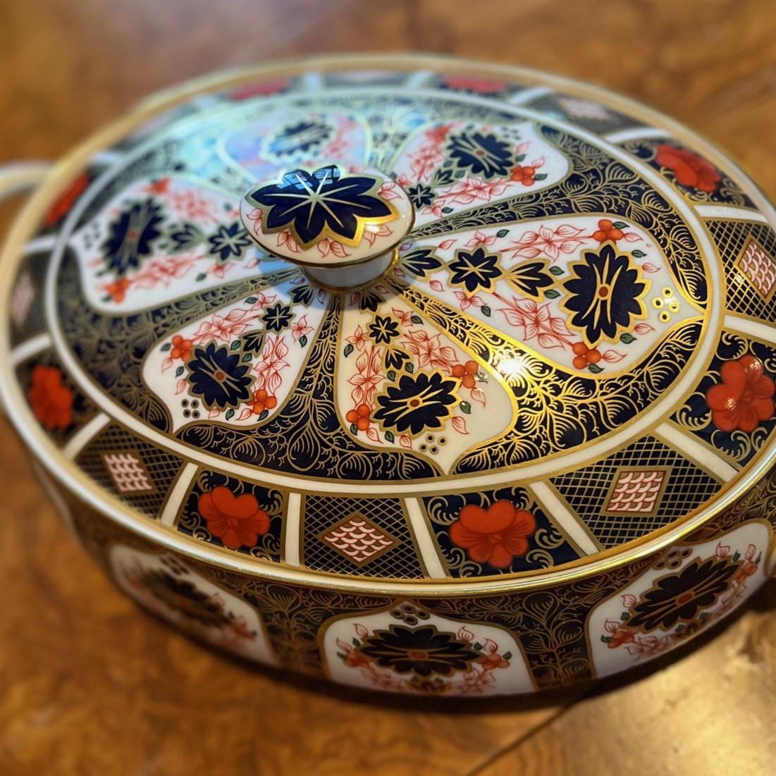 Plato para verduras con tapa oval Royal Crown Derby Old Imari 1128. Un ejemplo intemporal de la artesanía inglesa en porcelana china. Con el icónico motivo Old Imari 1128 de la marca, este plato muestra una elaborada mezcla de azul cobalto intenso,
