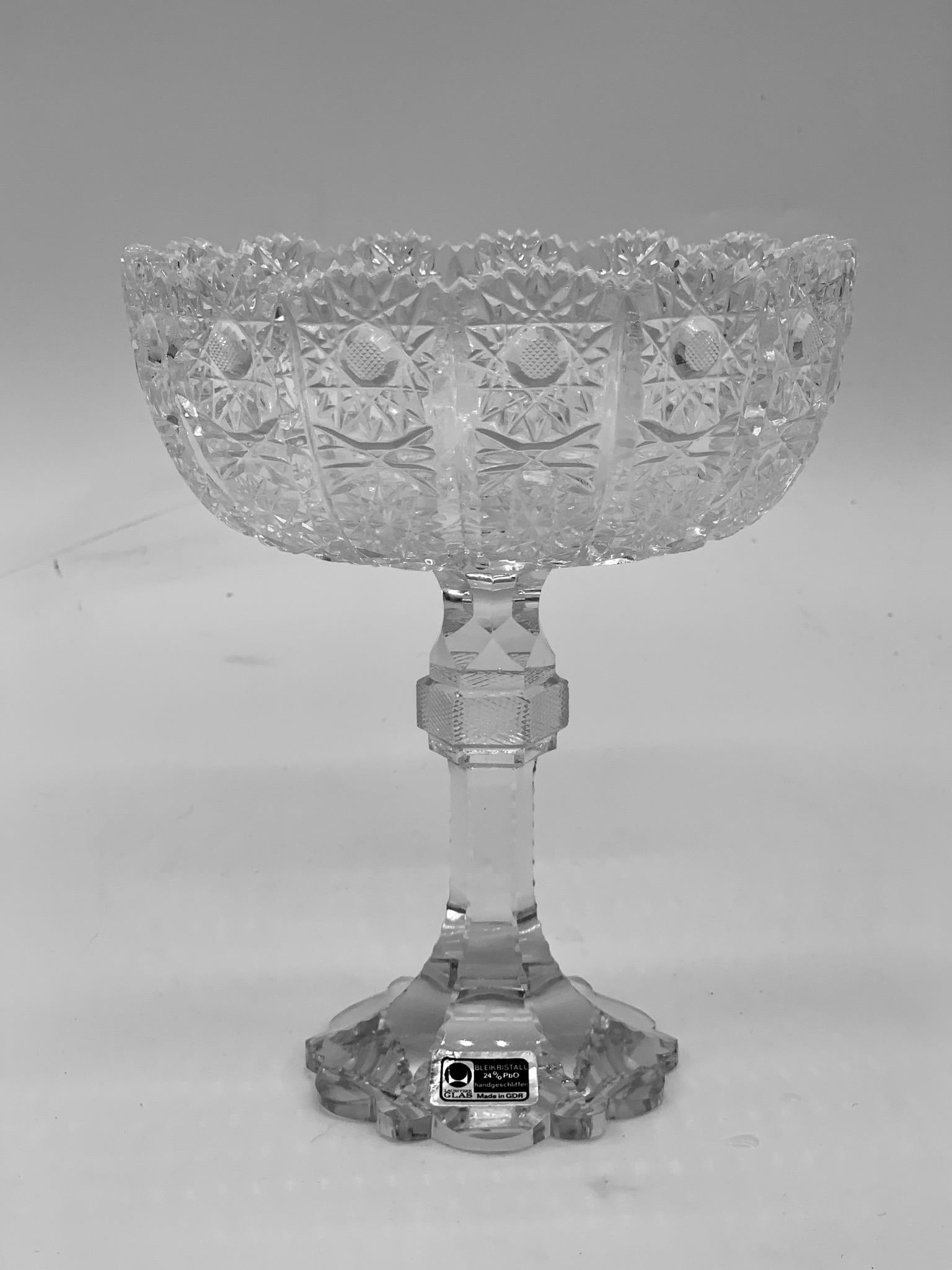 bol de service en cristal au plomb de 1945-1950 avec d'étonnants motifs finement taillés. Parfait comme centre de table ou comme service de table.
