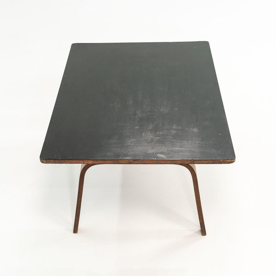 1946 Table basse Eames Evans Herman Miller OTW en contreplaqué de bouleau avec plateau noir en vente 4